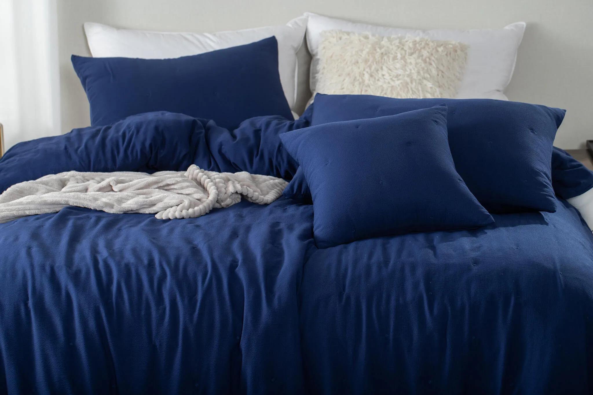 NARZUTA FAKTUROWANA Z HAFTEM KROPEK 200/220 SZAFIROWA view 3