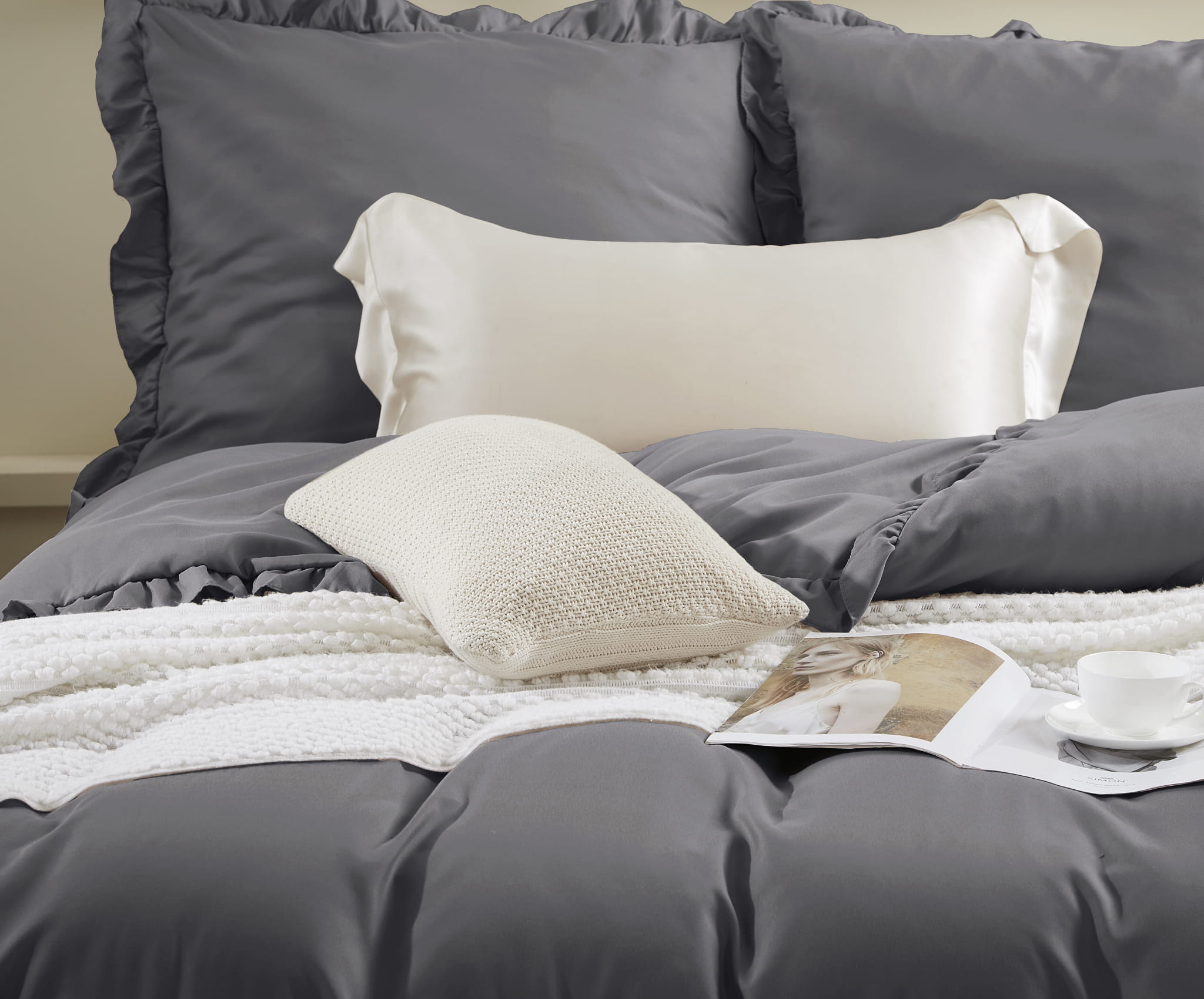 Grafitowa Pościel Satytnowa z Falbanką 160x200 view 2