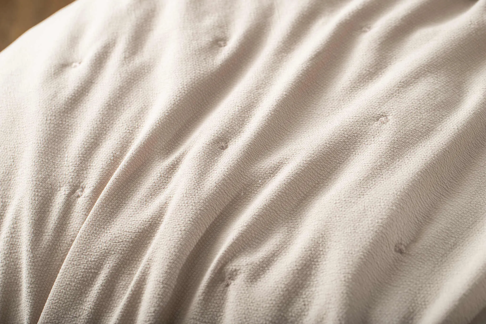 Poszewka do Narzuty 50x70 Fakturowana Struktura z Haftem Kropek Mocca view 3