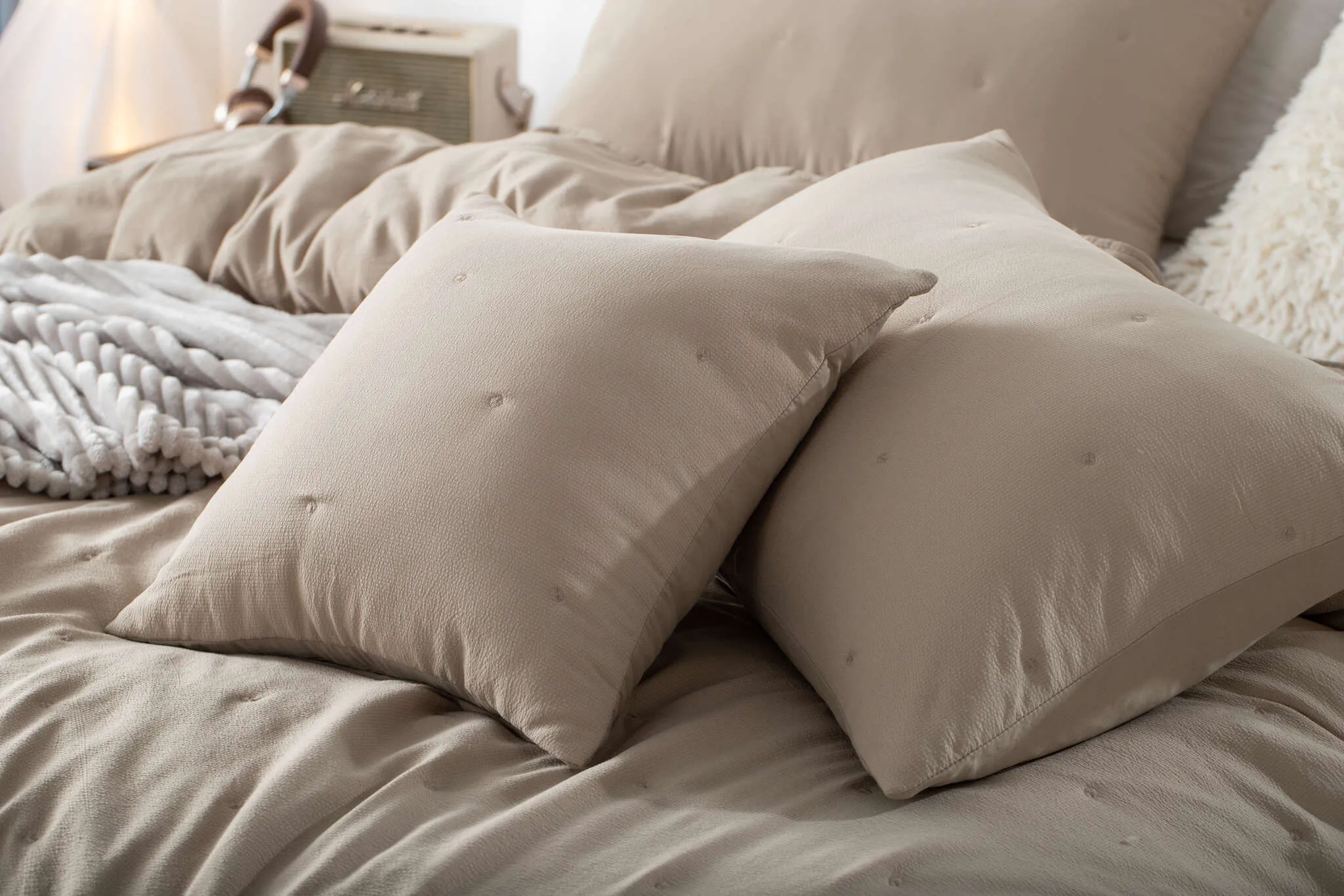 Poszewka do Narzuty 50x70 Fakturowana Struktura z Haftem Kropek Mocca