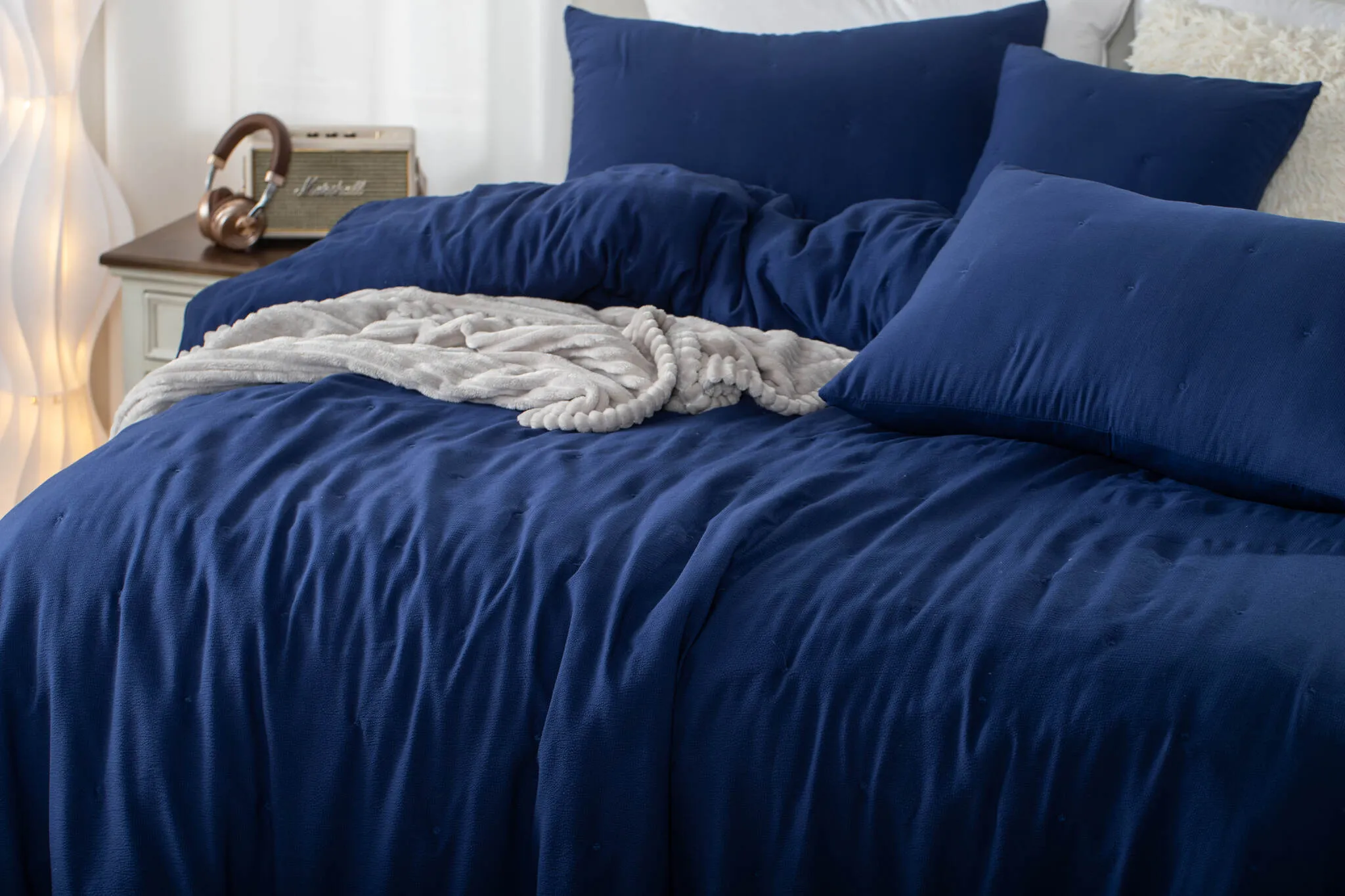 NARZUTA FAKTUROWANA Z HAFTEM KROPEK 200/220 SZAFIROWA