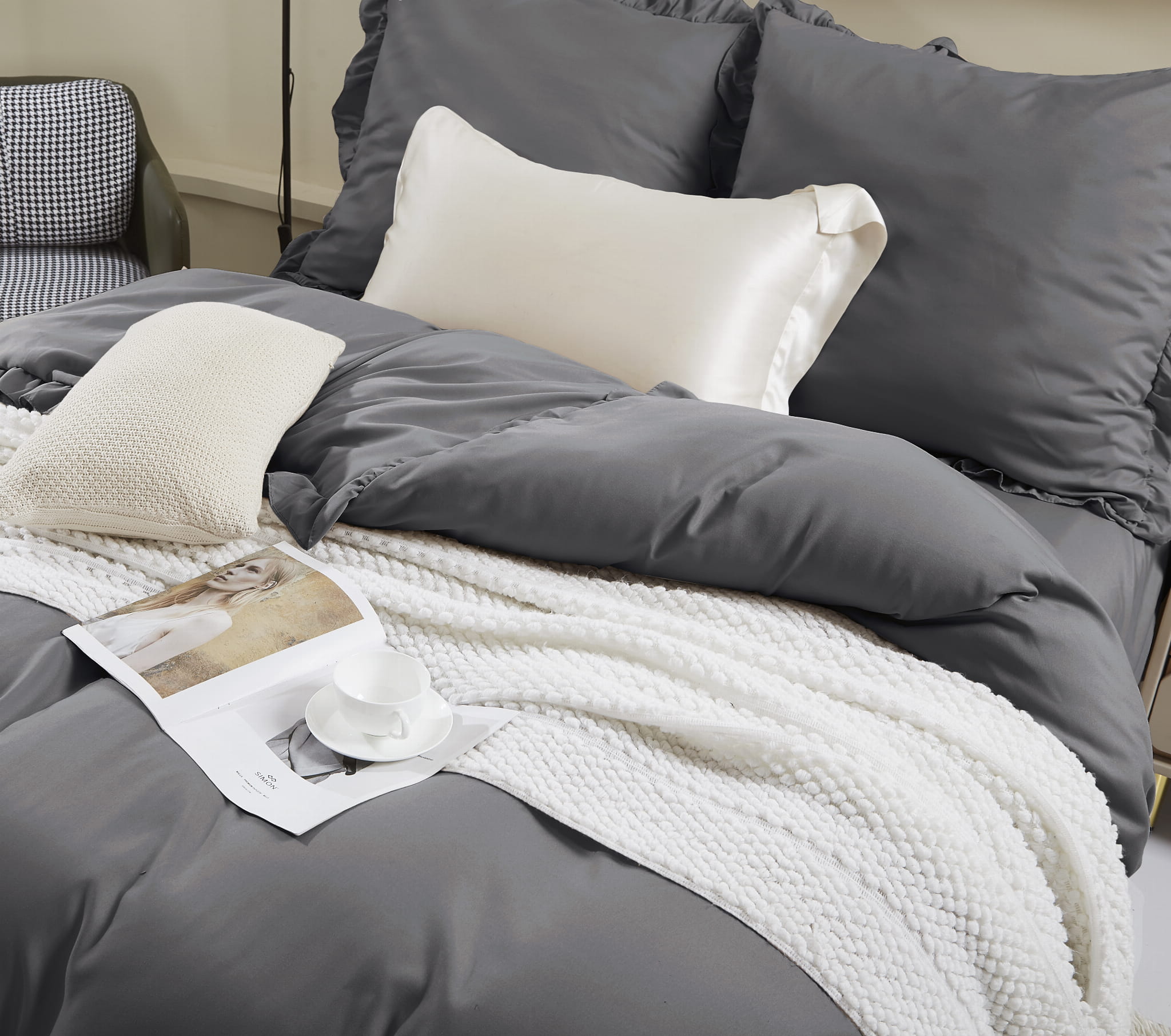 Grafitowa Pościel Satytnowa z Falbanką 220x200 view 2