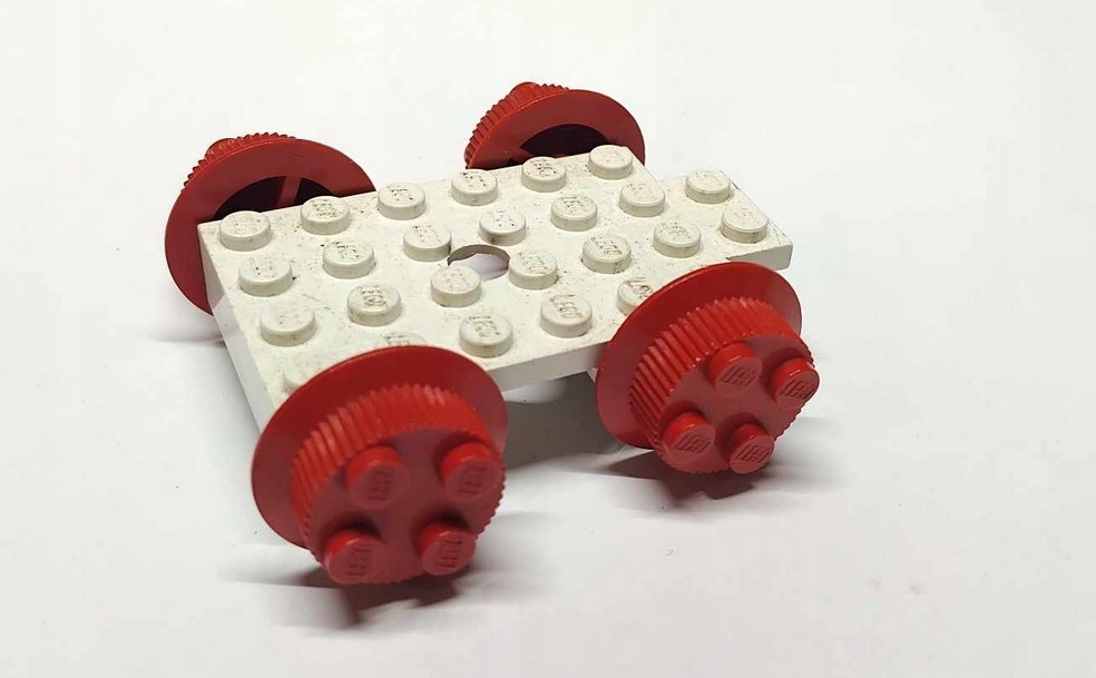 008A1. LEGO podwozie do pociągu 824 +wheel1a koła do starych pociągów 2 3e715a02c7e5ca627b2b186e3a71e233