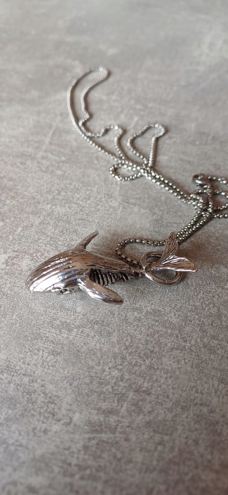 NASZYJNIK WIELORYB SUBTELNY BRELOK MAJESTATYCZNY PREZENT NIEBIESKI TYTAN