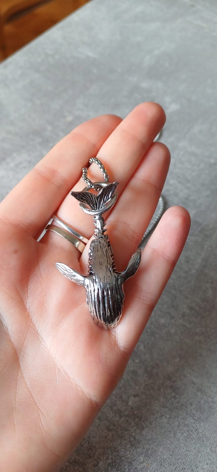 NASZYJNIK WIELORYB SUBTELNY BRELOK MAJESTATYCZNY PREZENT NIEBIESKI TYTAN