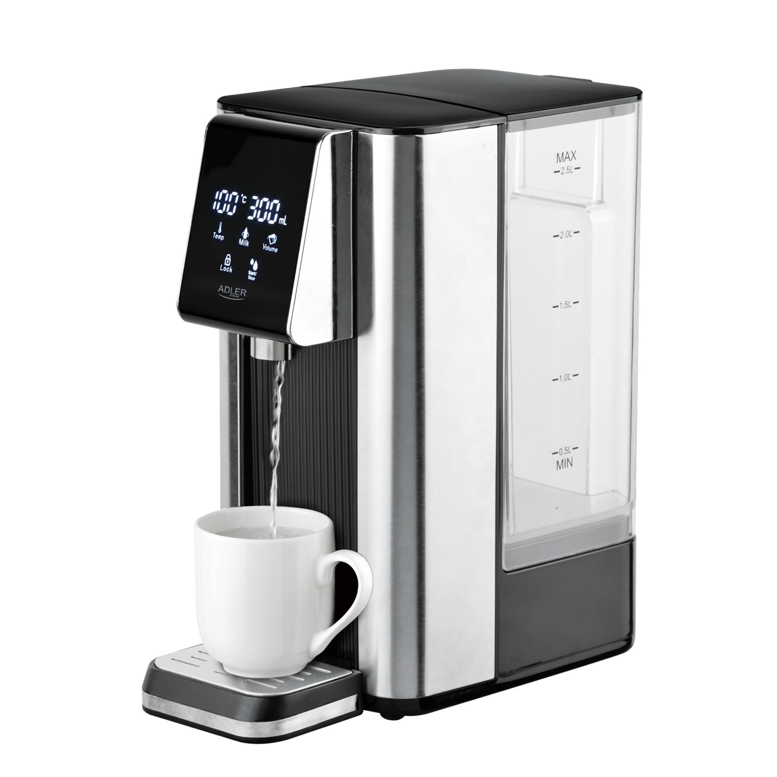 Kobieta przygotowująca zieloną herbatę, korzystając z dozownika gorącej wody z precyzyjną kontrolą temperatury.