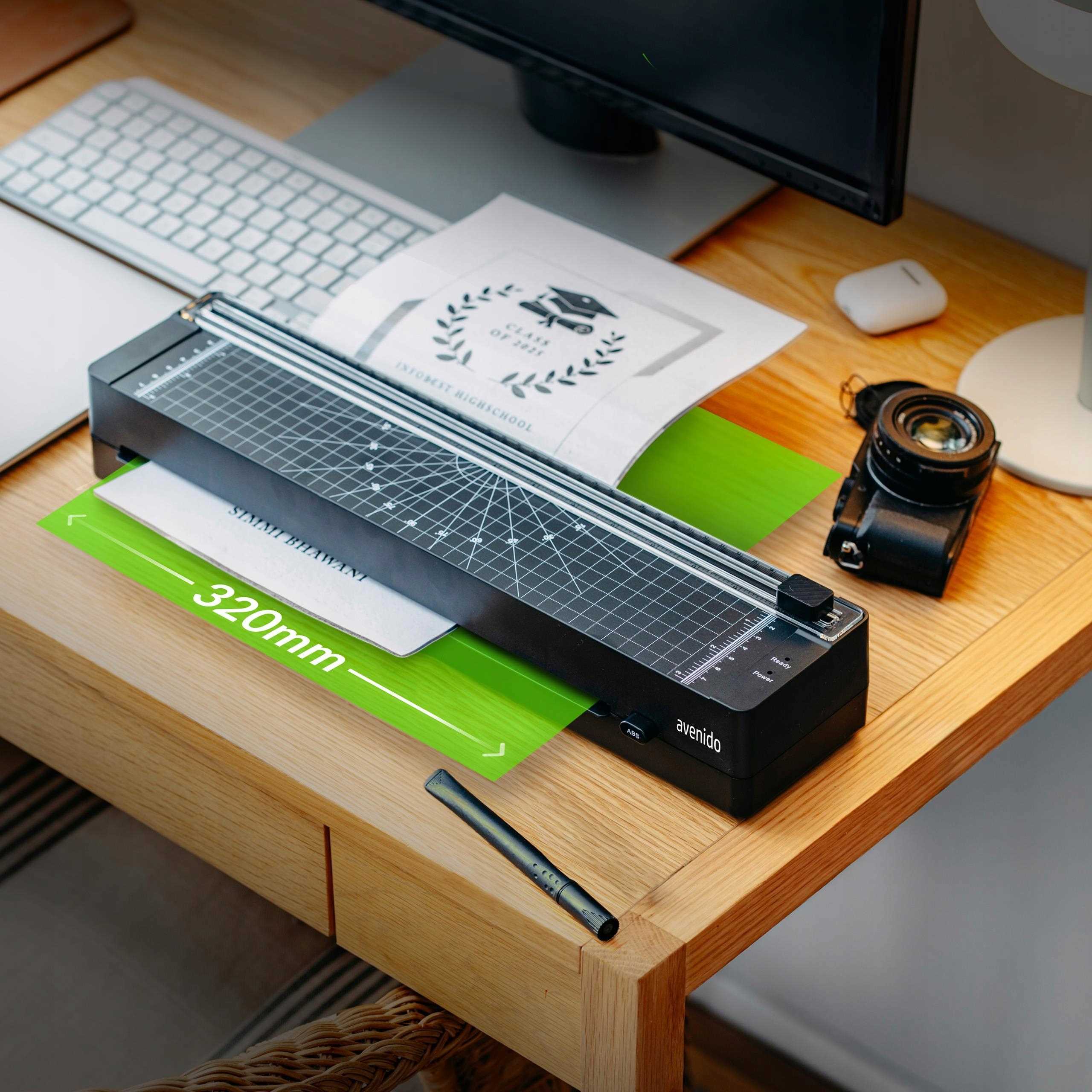 Laminator Avenido AV1043b z dokumentem w formacie A3 włożonym do szczeliny, ilustrujący jego możliwości.