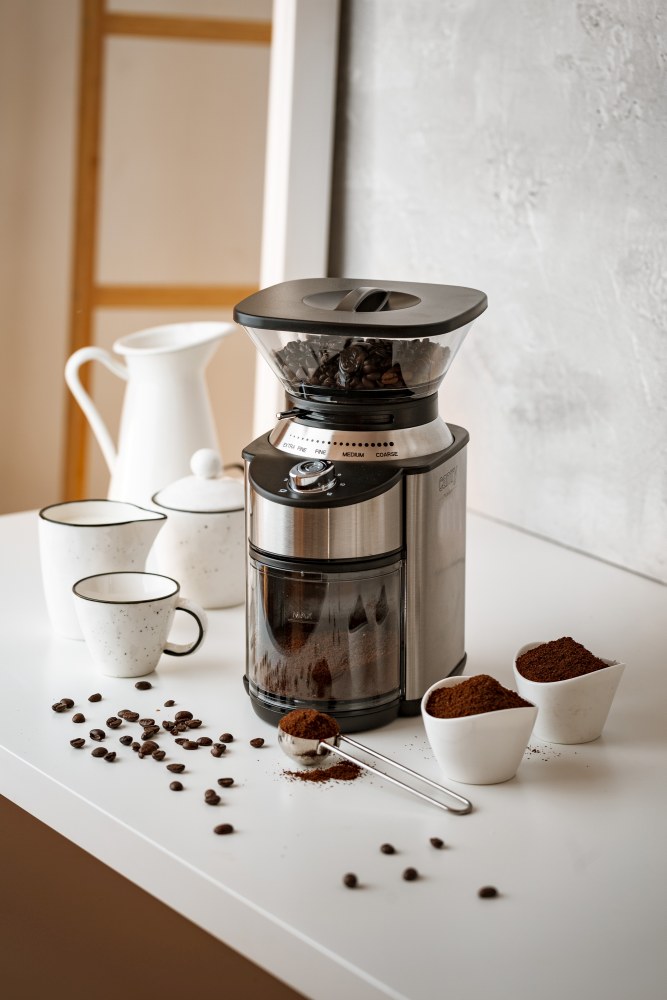 Młynek żarnowy do mielenia kawy Camry CR 4443 - w użyciu