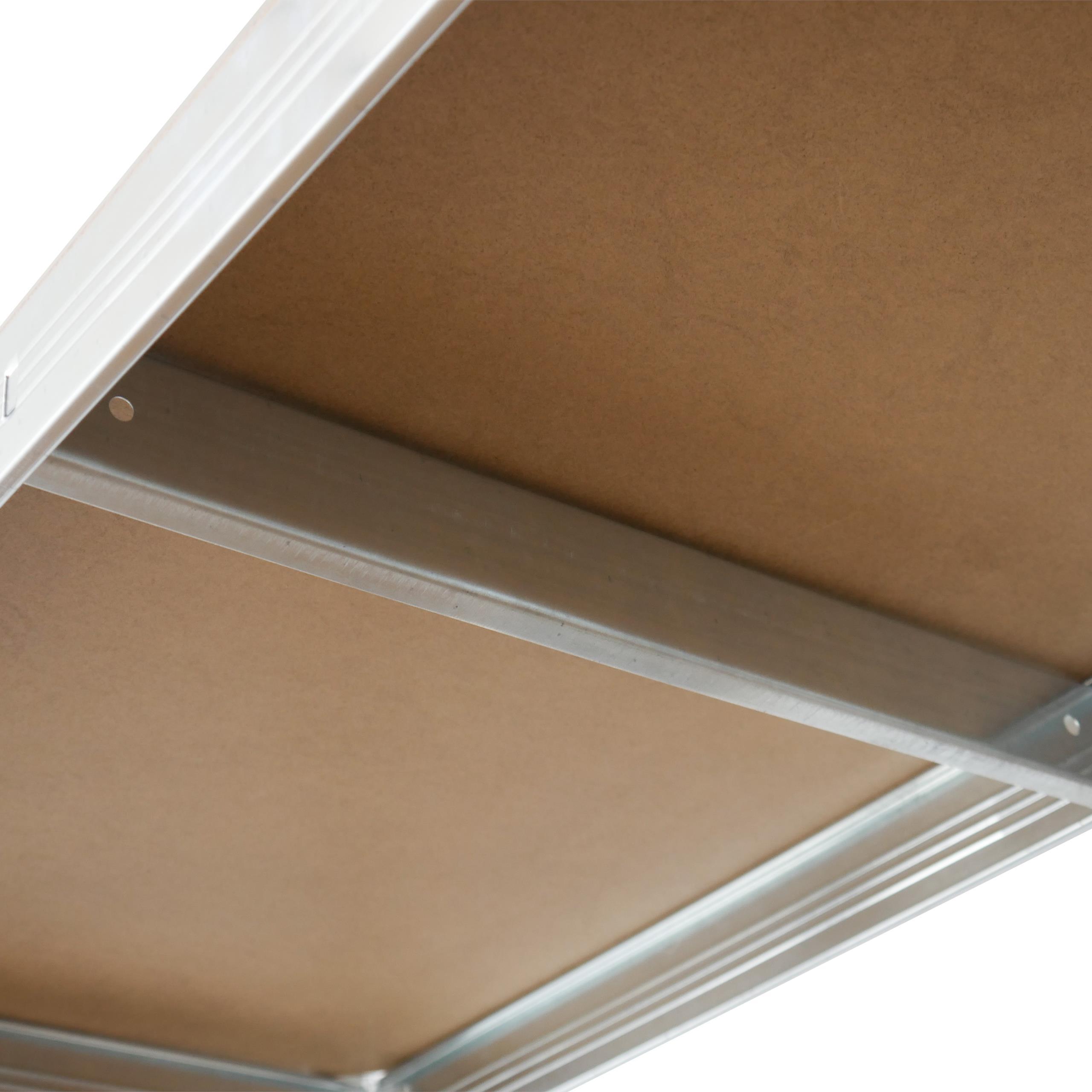 Zbliżenie na solidną konstrukcję regału magazynowego, ukazujące środkową poprzeczkę i stalową belkę wzmacniającą stabilność półki.