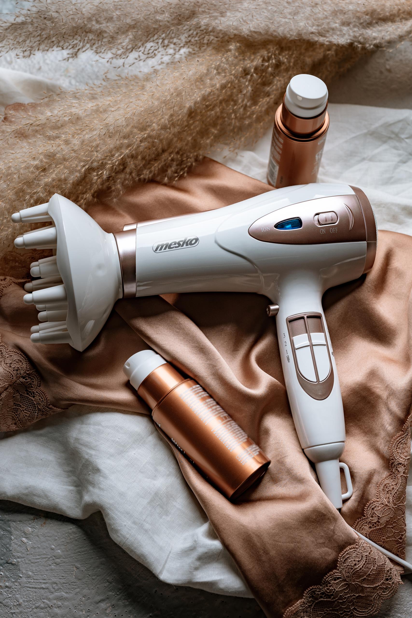 Suszarka do włosów z jonizacją, koncentratorem, dyfuzorem 2400W - w użyciu