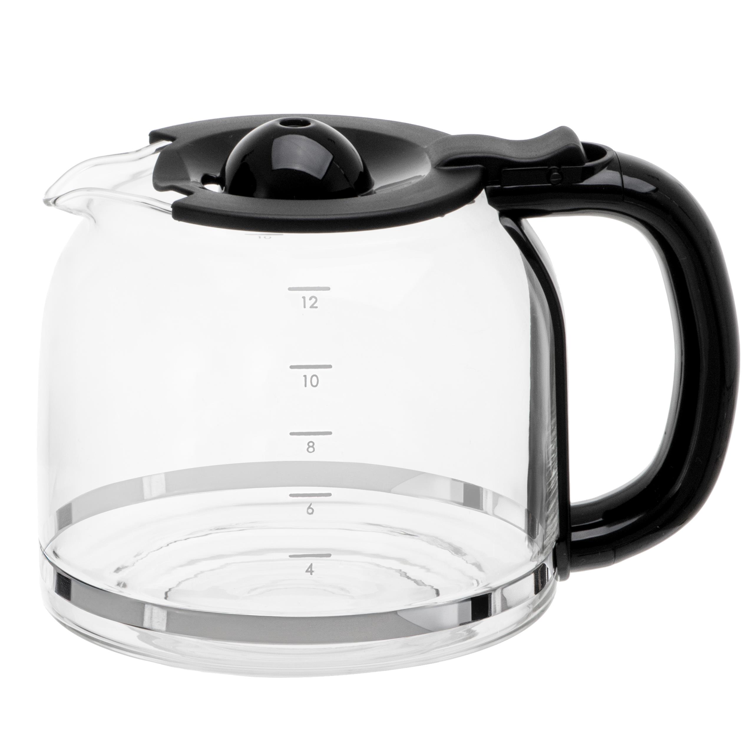 Duży, szklany dzbanek ekspresu Adler AD 4383, napełniony kawą, obok filiżanek, podkreślający pojemność 1.5 litra.