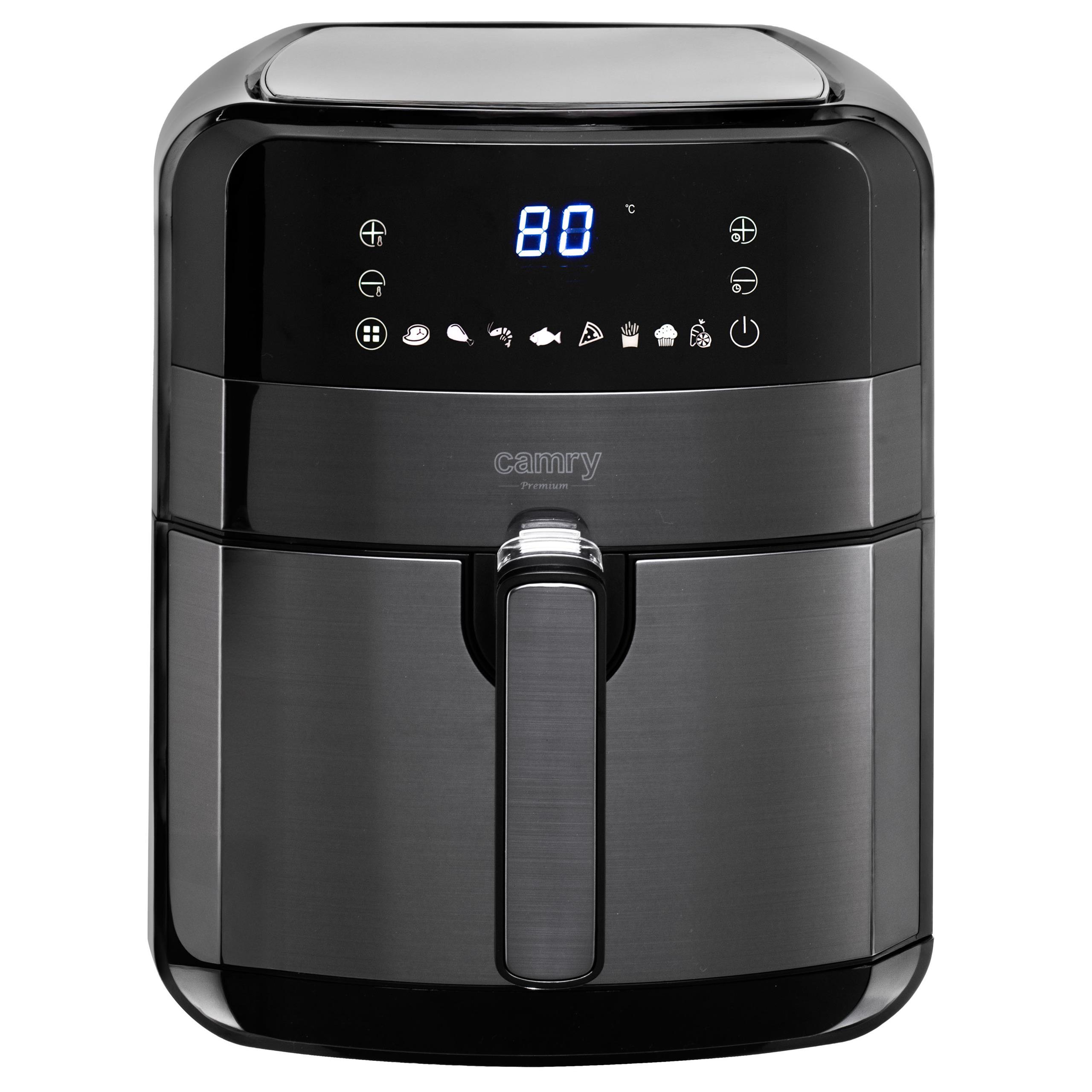 Szczęśliwa rodzina przygotowująca posiłek w kuchni, korzystając z frytkownicy beztłuszczowej