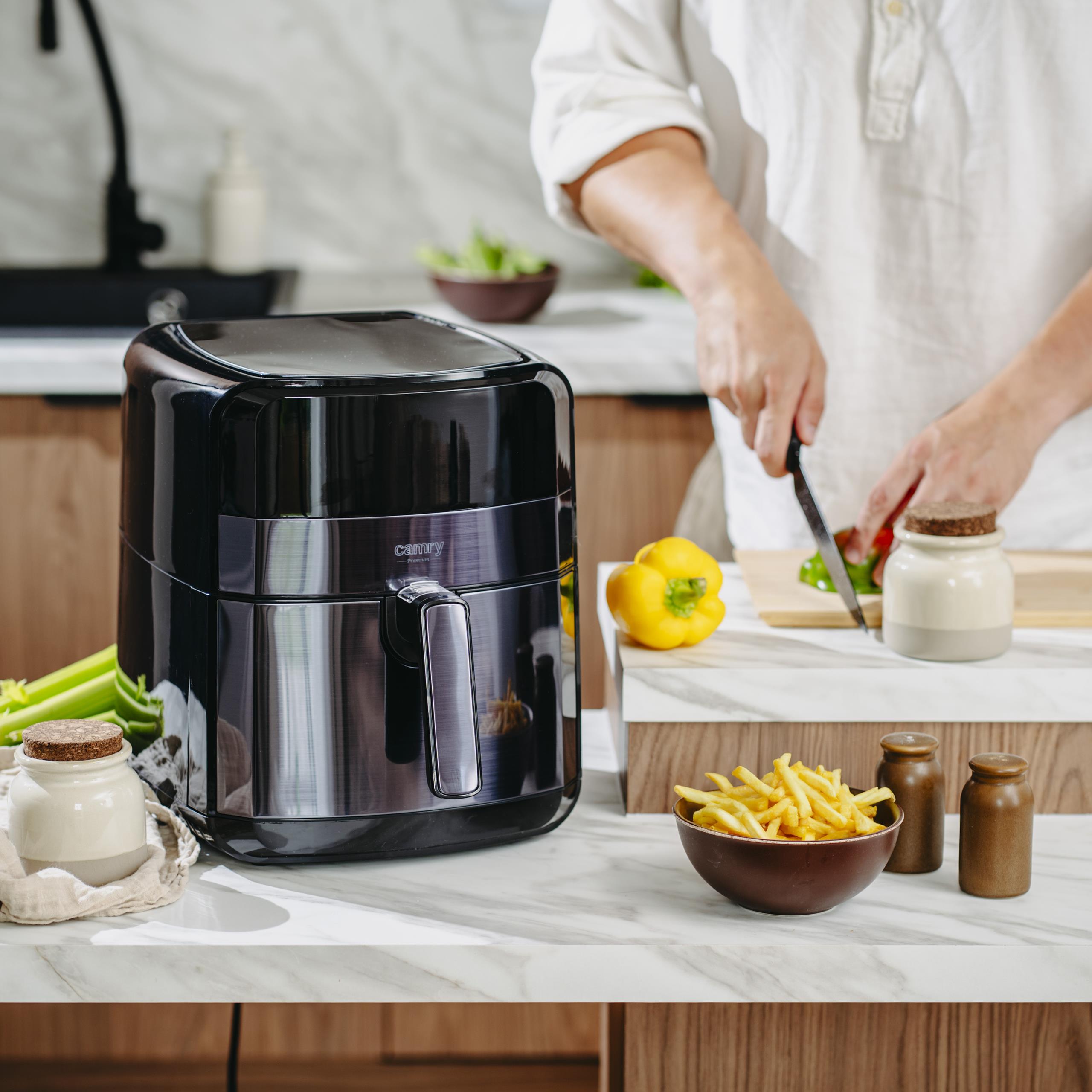Air fryer z wysuniętym koszem, ukazujący pojemność 5 litrów