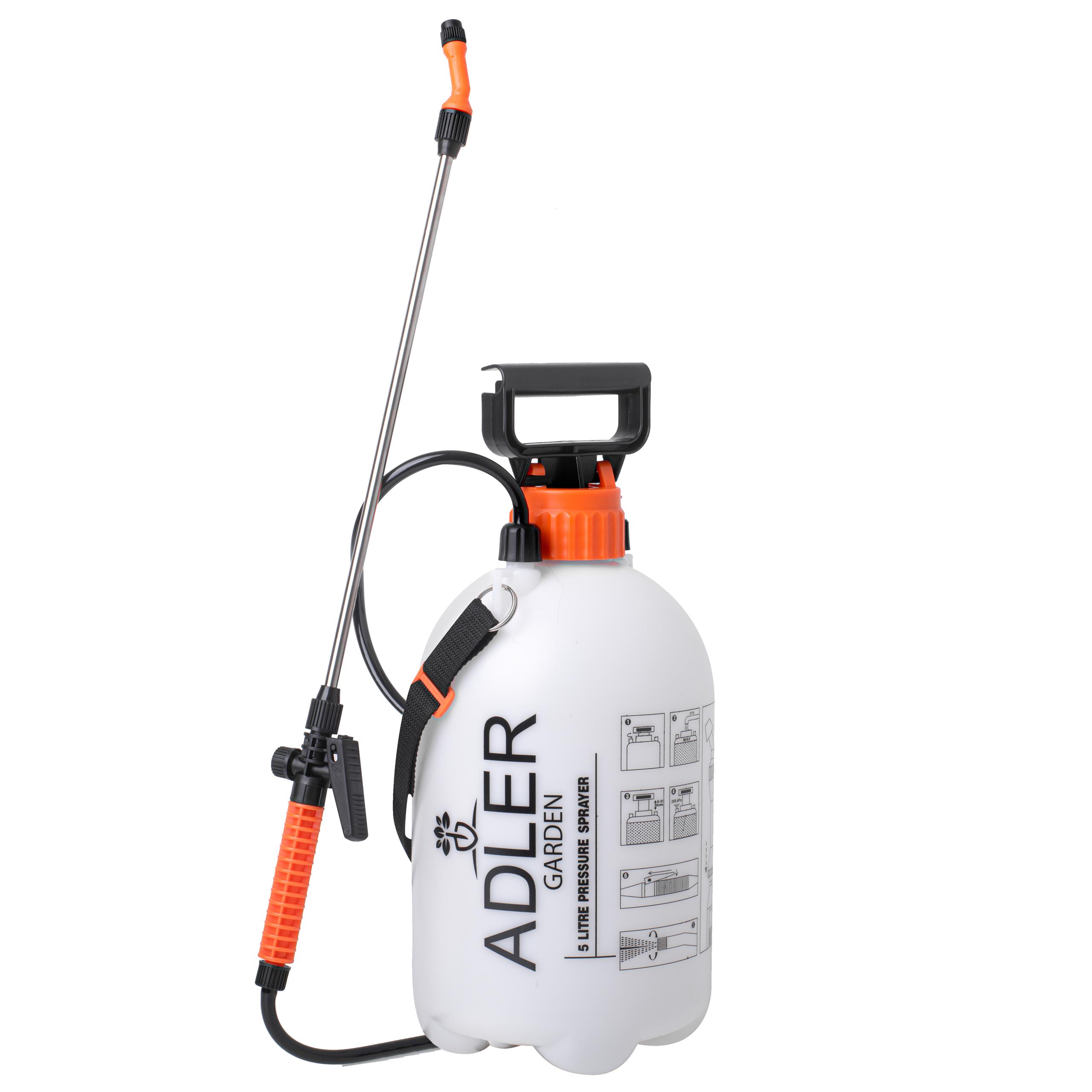 Opryskiwacz plecakowy 16L z pompką ręczną i lancą, stojący w ogrodzie, gotowy do użycia.