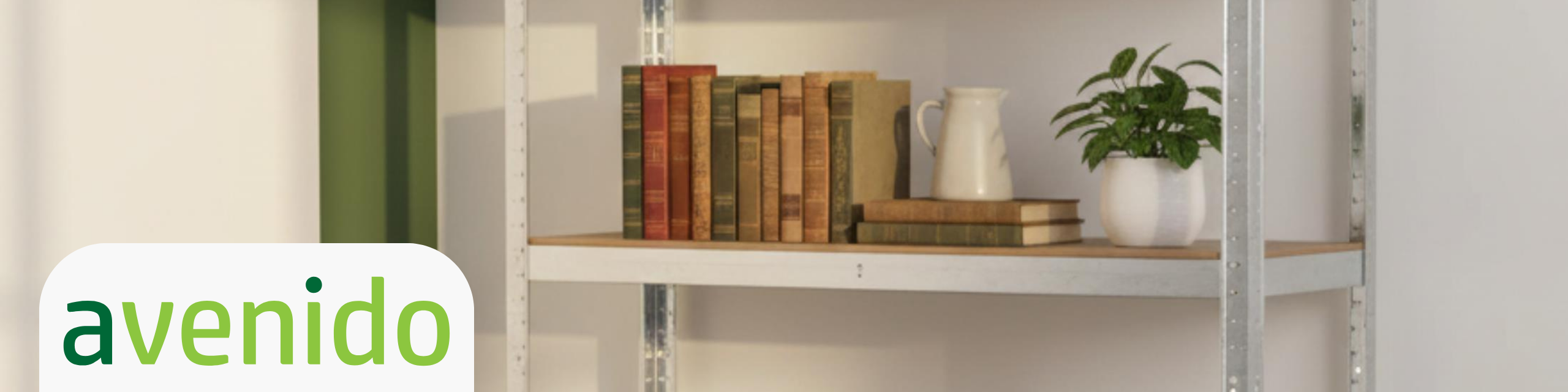 Cztery metalowe regały magazynowe Avenido AV 6816, przedstawione w aranżacji na białym tle, podkreślające ich solidną konstrukcję i pojemność.