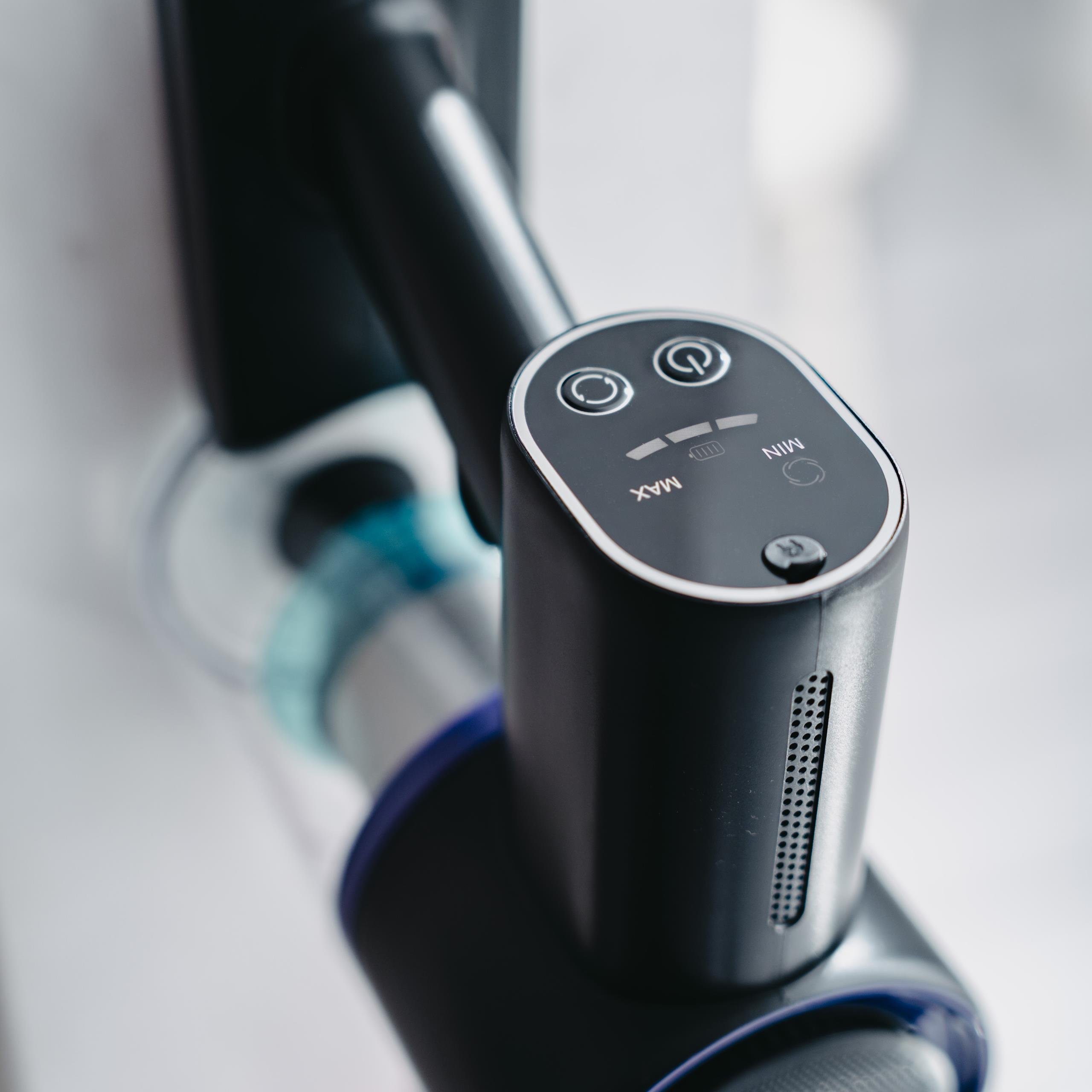 Zbliżenie na elektroszczotkę z podświetleniem LED DUST SCANNER™ odkurzacza Adler AD 7086