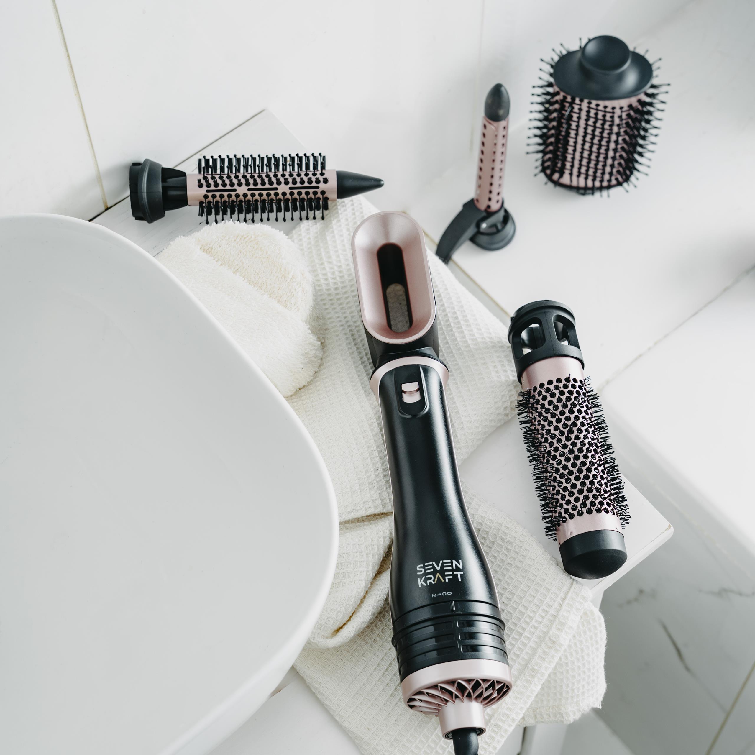 Kobieta z lokami uśmiechająca się, symbolizująca satysfakcję z użytkowania lokówko-suszarki Adler SK 2029