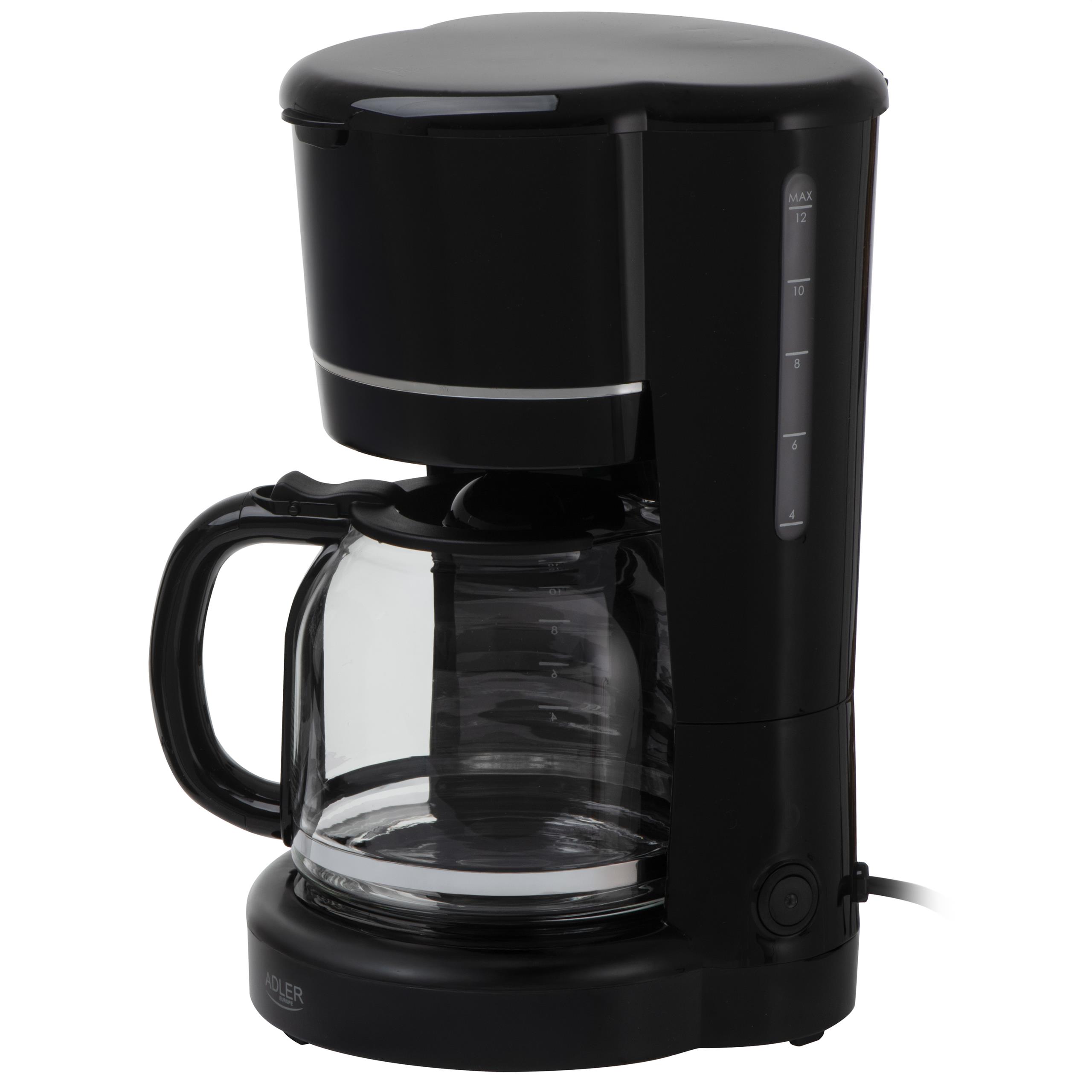 Dłoń nalewająca kawę z dzbanka ekspresu Adler AD 4383 do filiżanki, symbolizująca utrzymywanie temperatury.