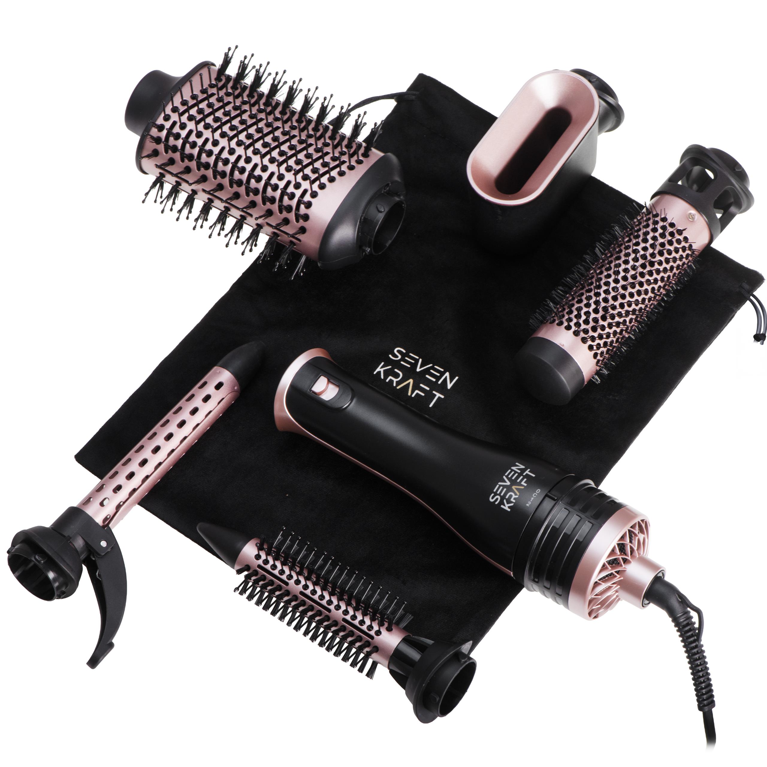 Kobieta modelująca włosy za pomocą lokówko-suszarki Adler SK 2029, nawijając pasmo włosów na szczotkę