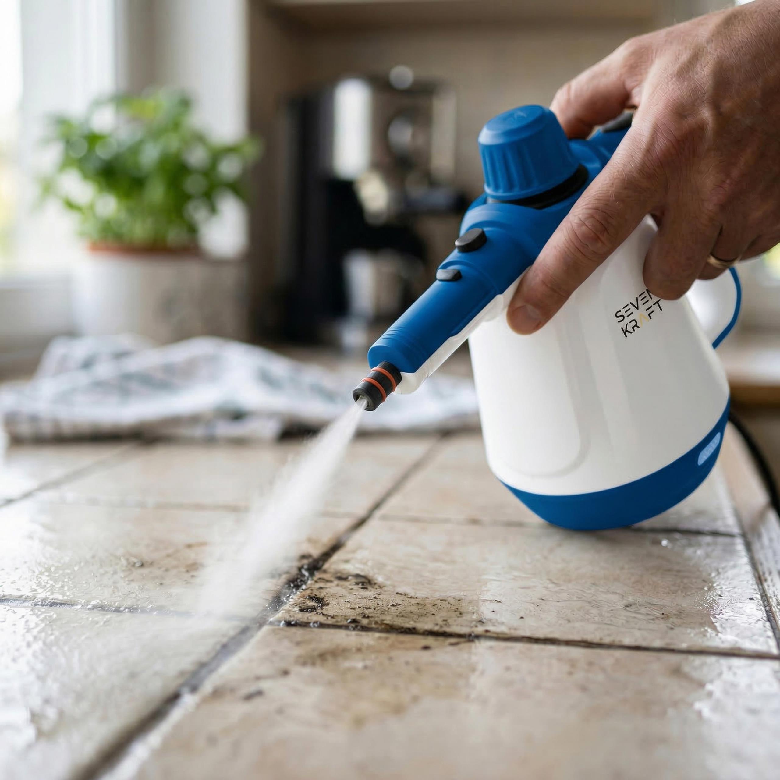 Elastyczny wąż przedłużający z końcówką dyszy, podłączony do myjki parowej  SevenKraft SK 7093B, idealny do trudno dostępnych miejsc.