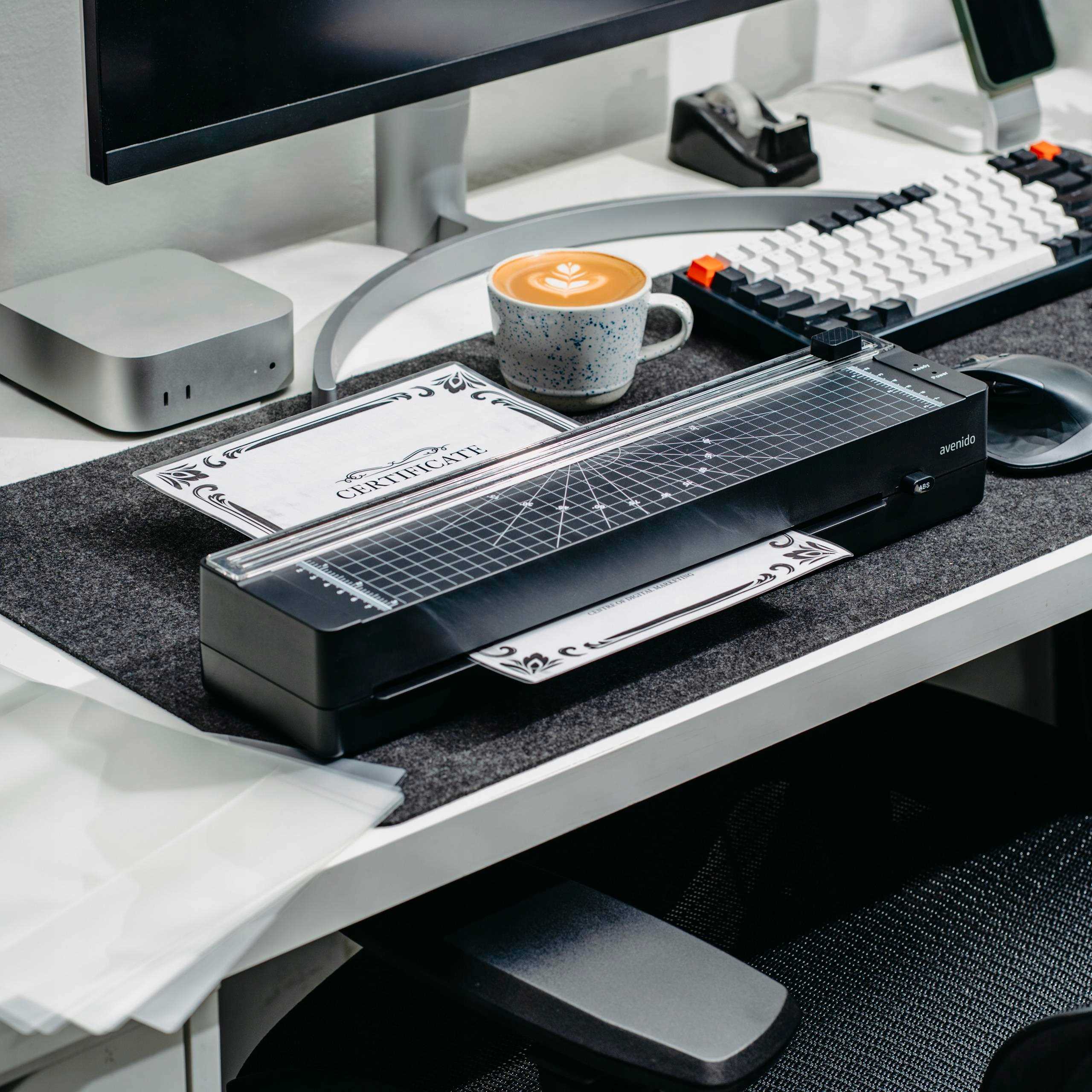 Laminator A3 Avenido AV1043b z wbudowanym trymerem, widok z boku, prezentujący kompaktową konstrukcję