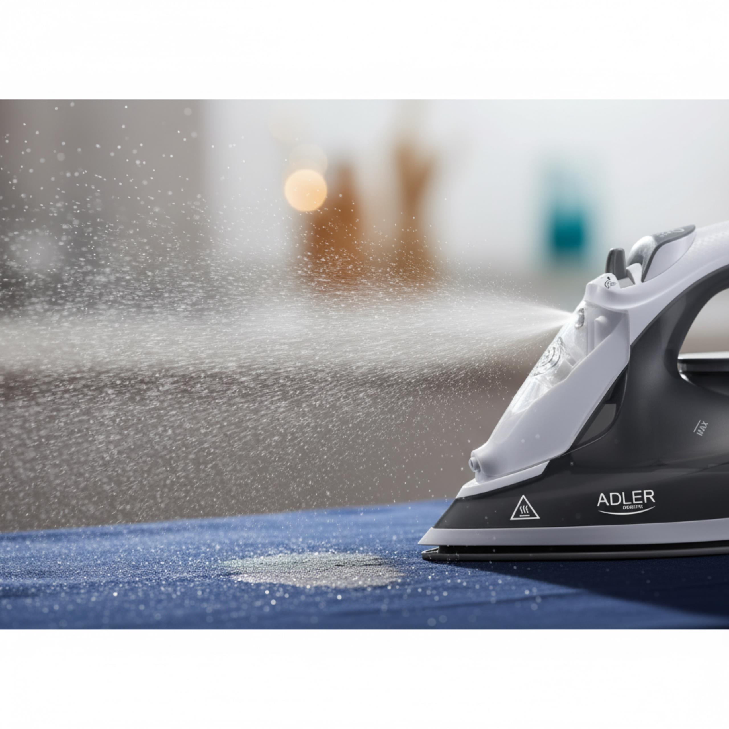 Żelazko Adler AD 5051 z wyraźnie widocznym dużym zbiornikiem na wodę o pojemności 600 ml.