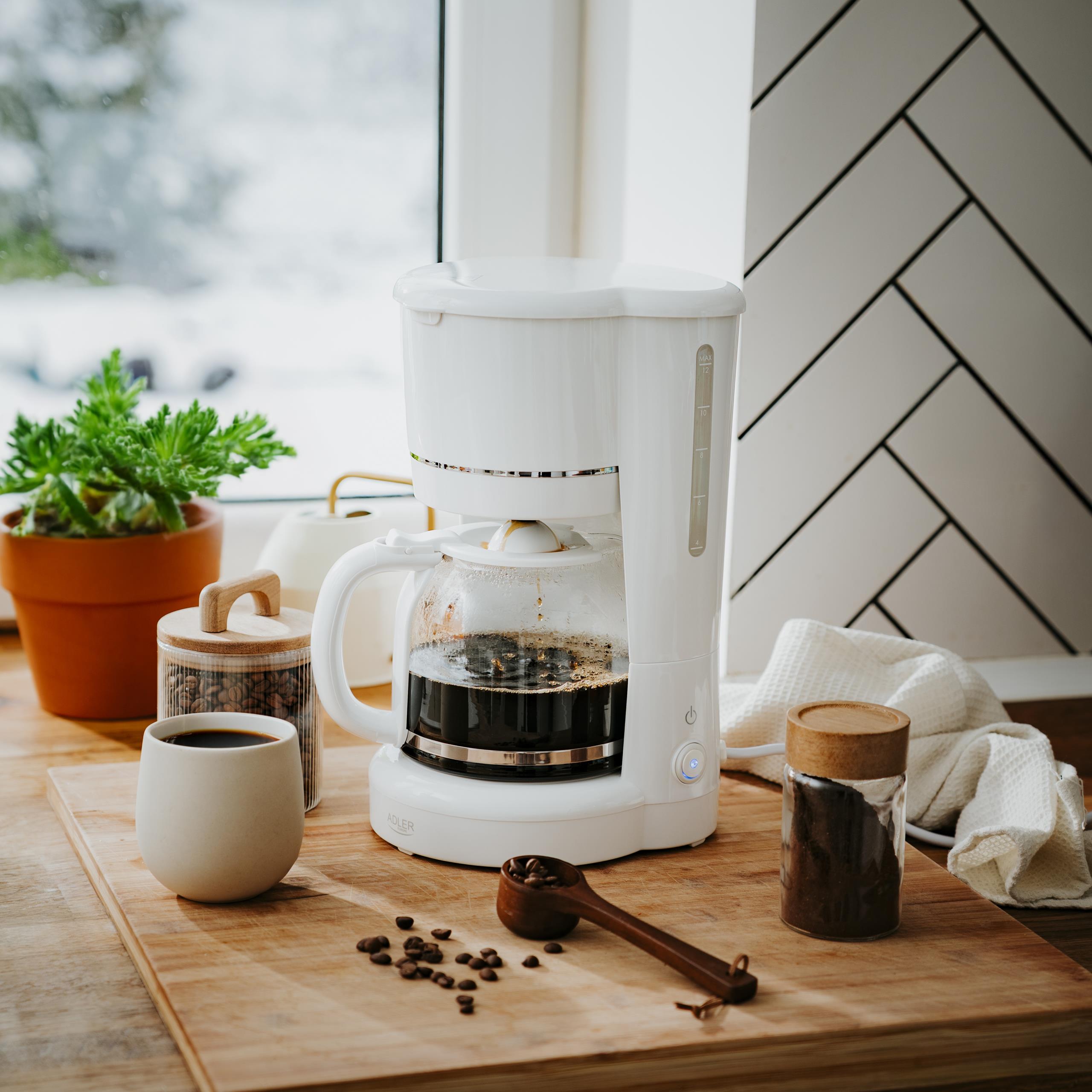 Ekspres przelewowy Adler AD 4383 w kolorze białym z dzbankiem i widocznym filtrem, gotowy do użycia