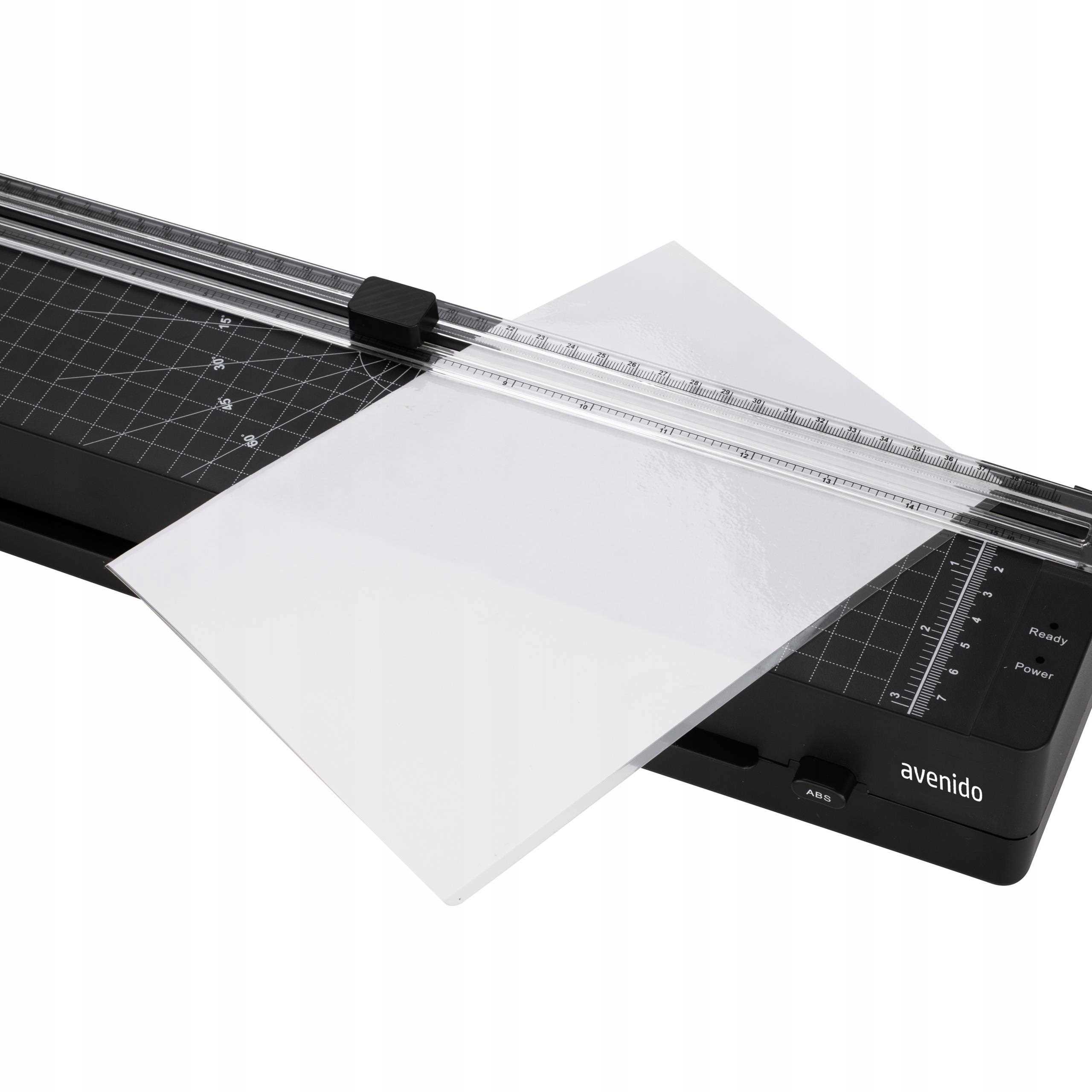 Ręka używająca wbudowanego trymera w laminatorze Avenido do precyzyjnego docinania krawędzi zalaminowanego dokumentu