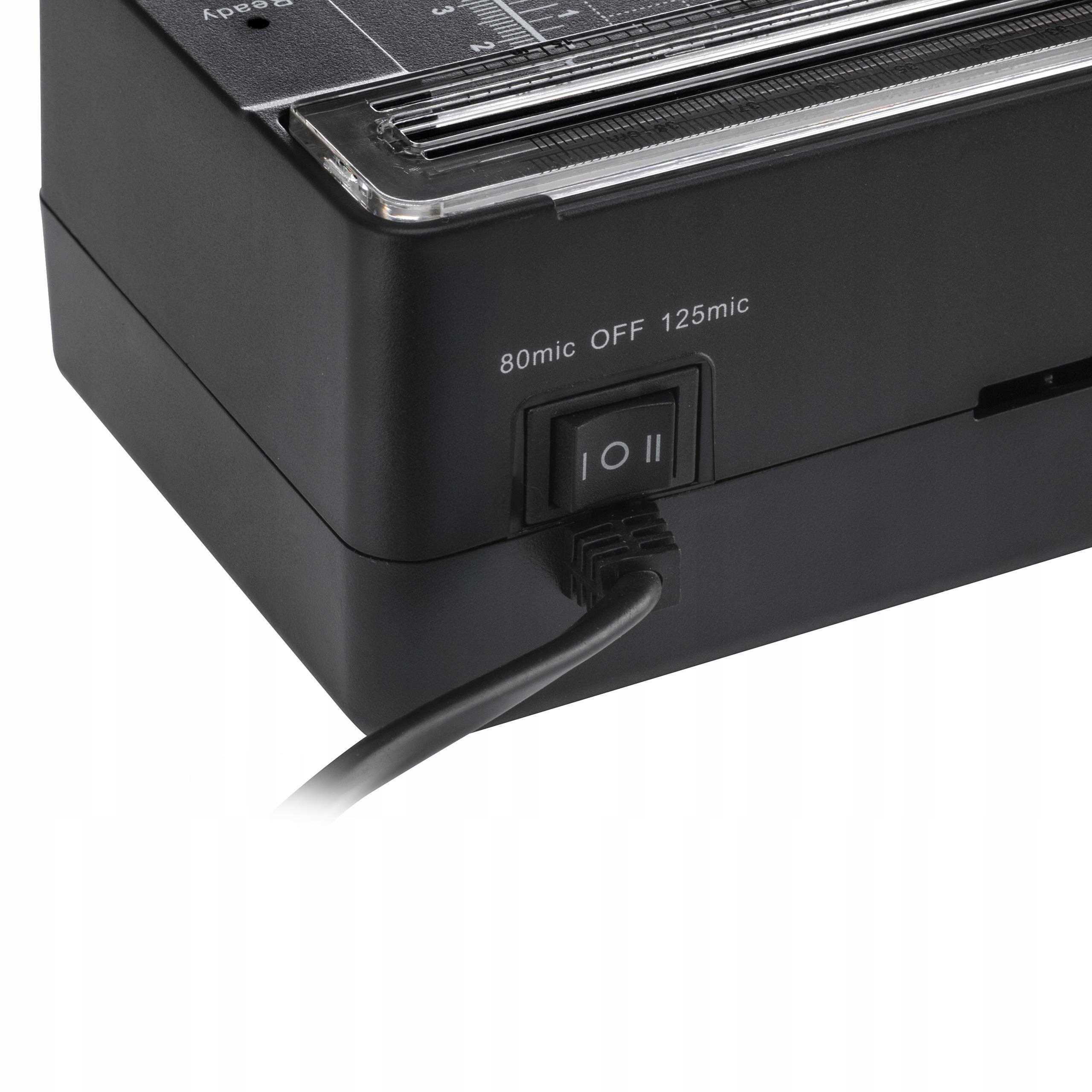 Kobieta laminująca dokument, uśmiechnięta, symbolizująca łatwość użytkowania laminatora Avenido w domu