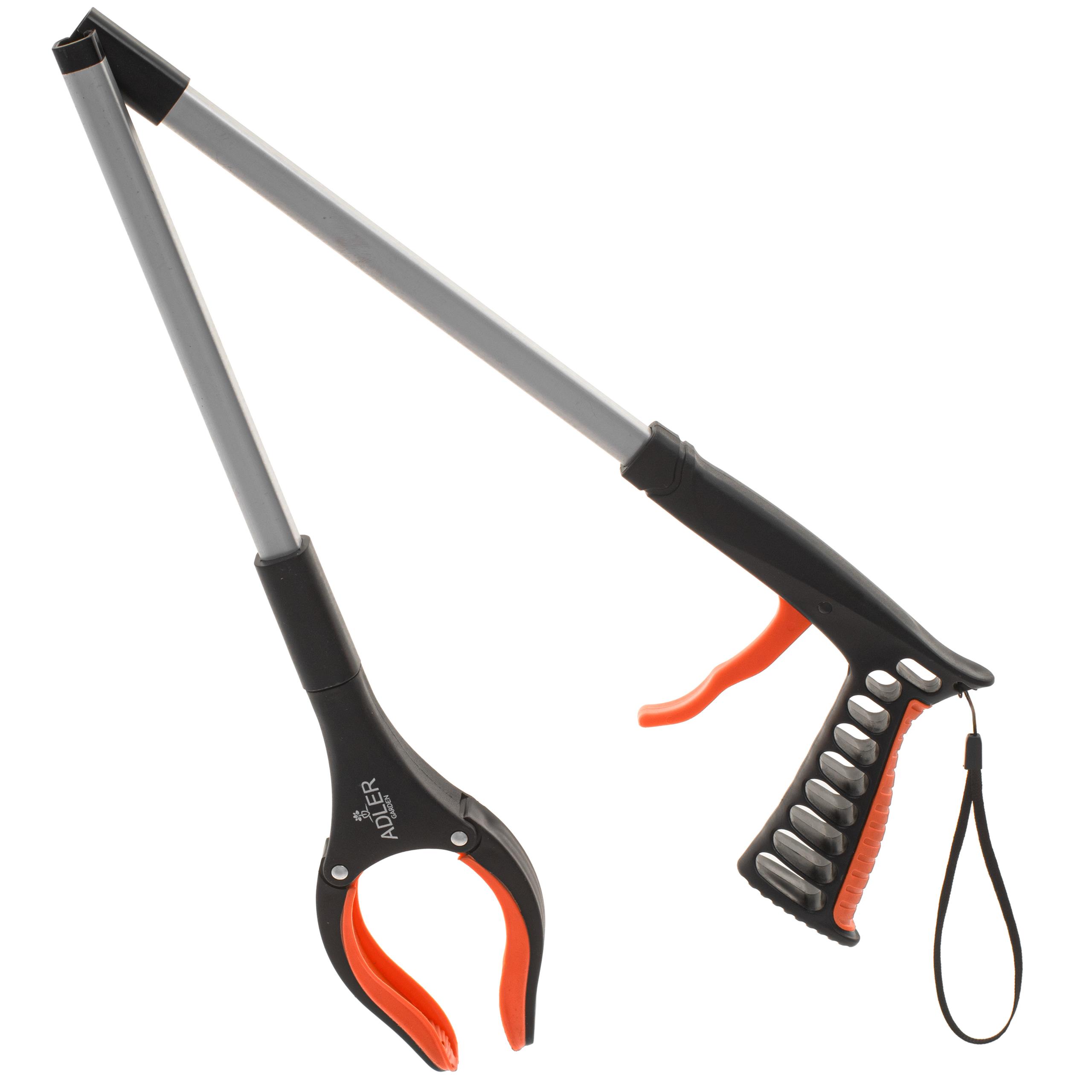 Zadowolona seniorka używająca chwytaka do podnoszenia jabłka w ogrodzie, co symbolizuje komfort i brak konieczności schylania się.