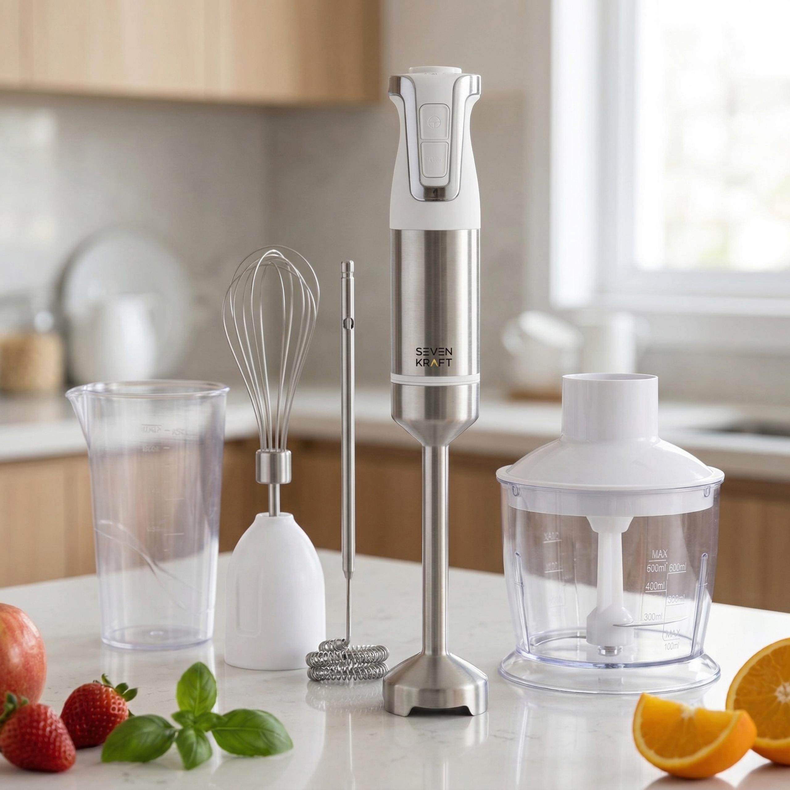 Blender ręczny Sevenkraft SK 4633W z wszystkimi akcesoriami: rozdrabniaczem, pojemnikiem z miarką, trzepaczką i spieniaczem do mleka, na białym tle.