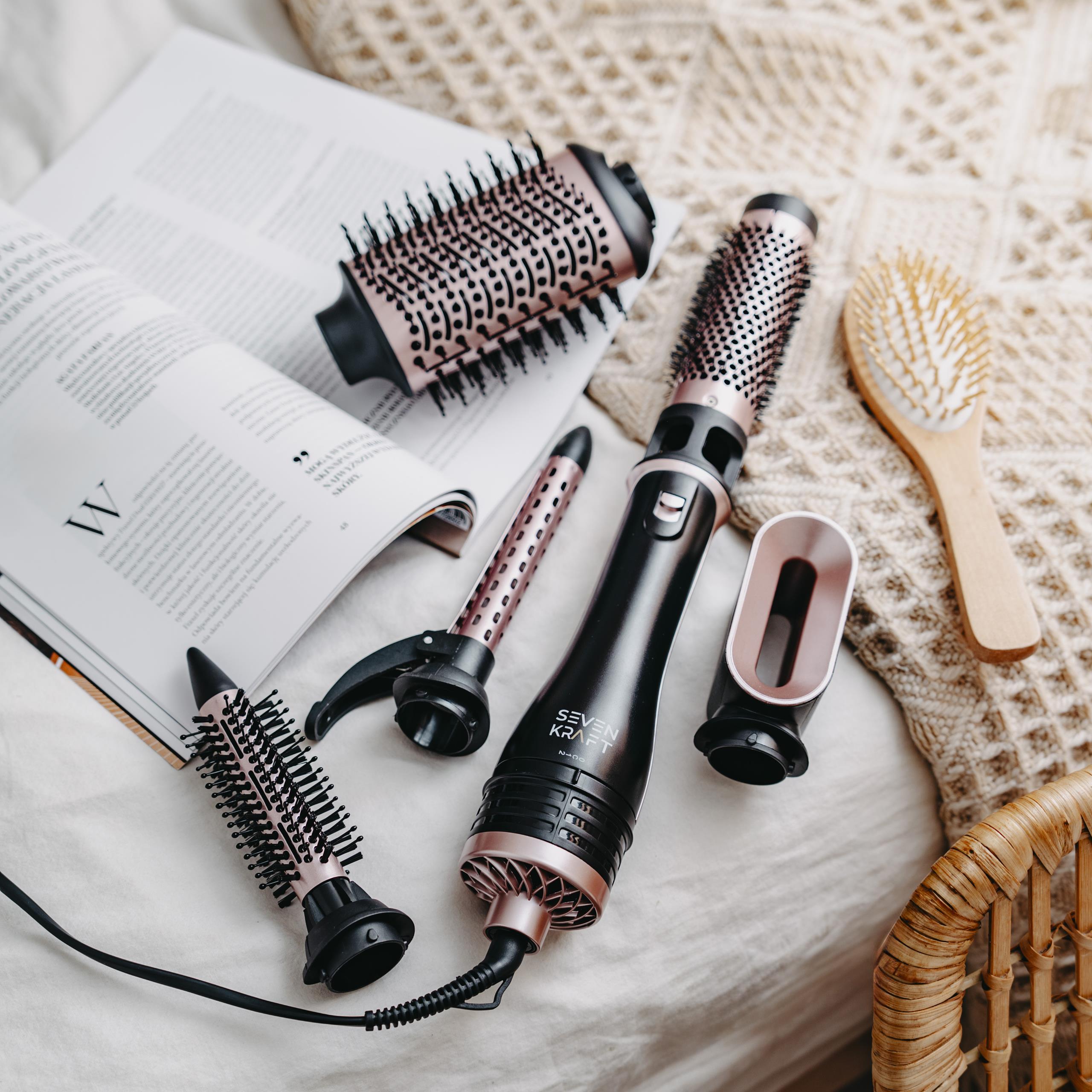 Kobieta z ułożoną fryzurą prezentująca efekt końcowy stylizacji lokówko-suszarką Adler SK 2029