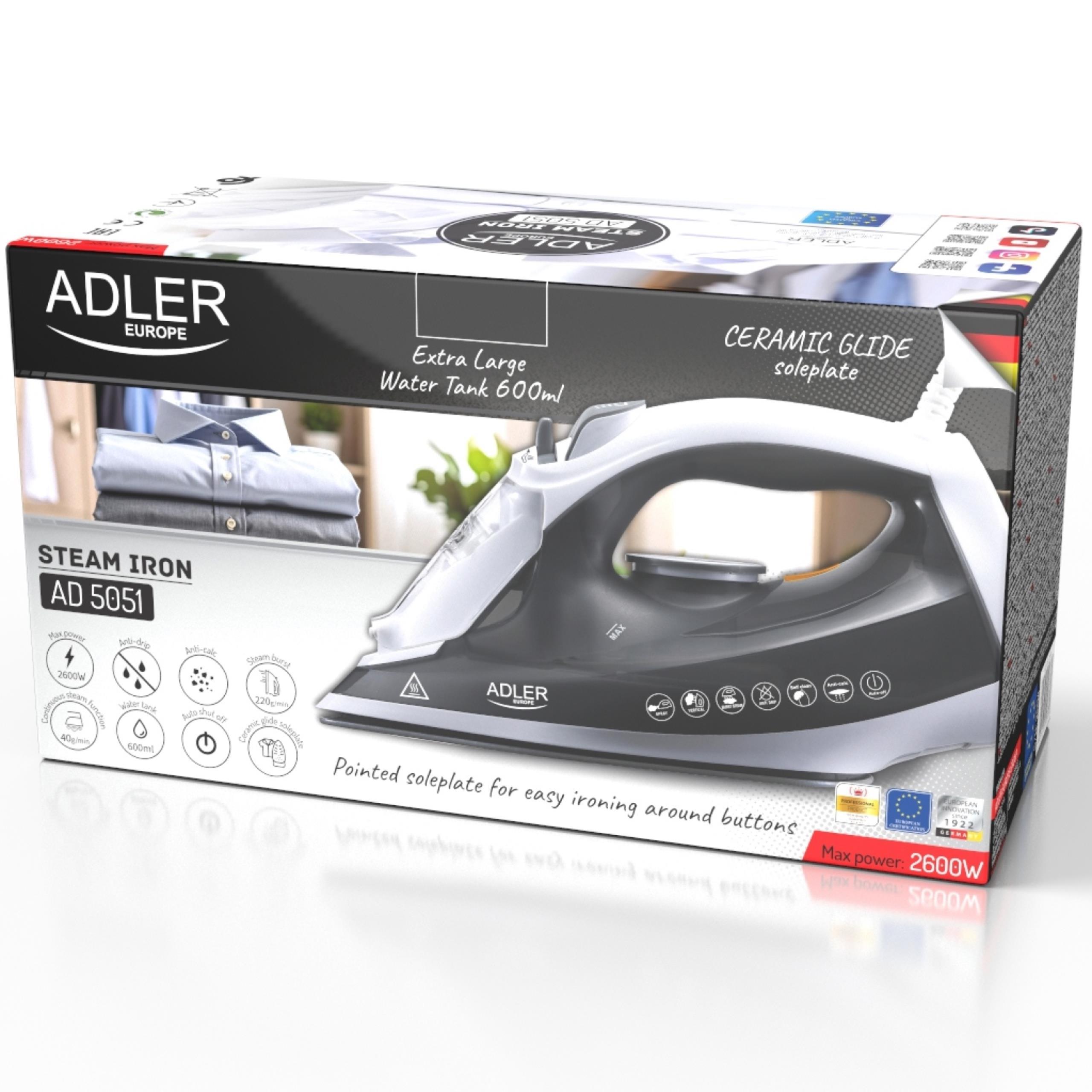 Logo Adler i główne cechy żelazka Adler AD 5051 wyróżnione na tle sklepu internetowego.