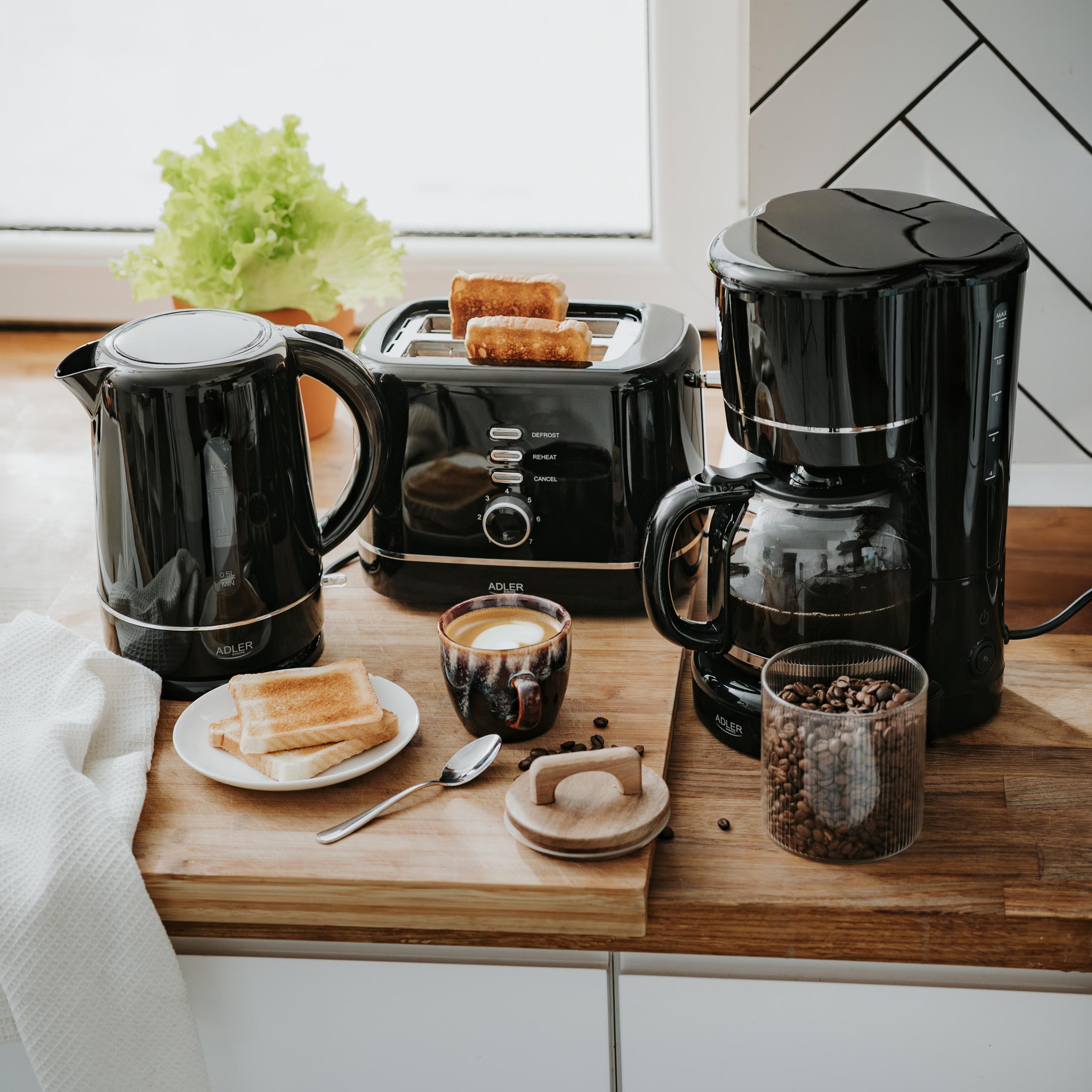 Elegancki czarny zestaw kuchenny Adler: ekspres, czajnik i toster na kuchennym blacie