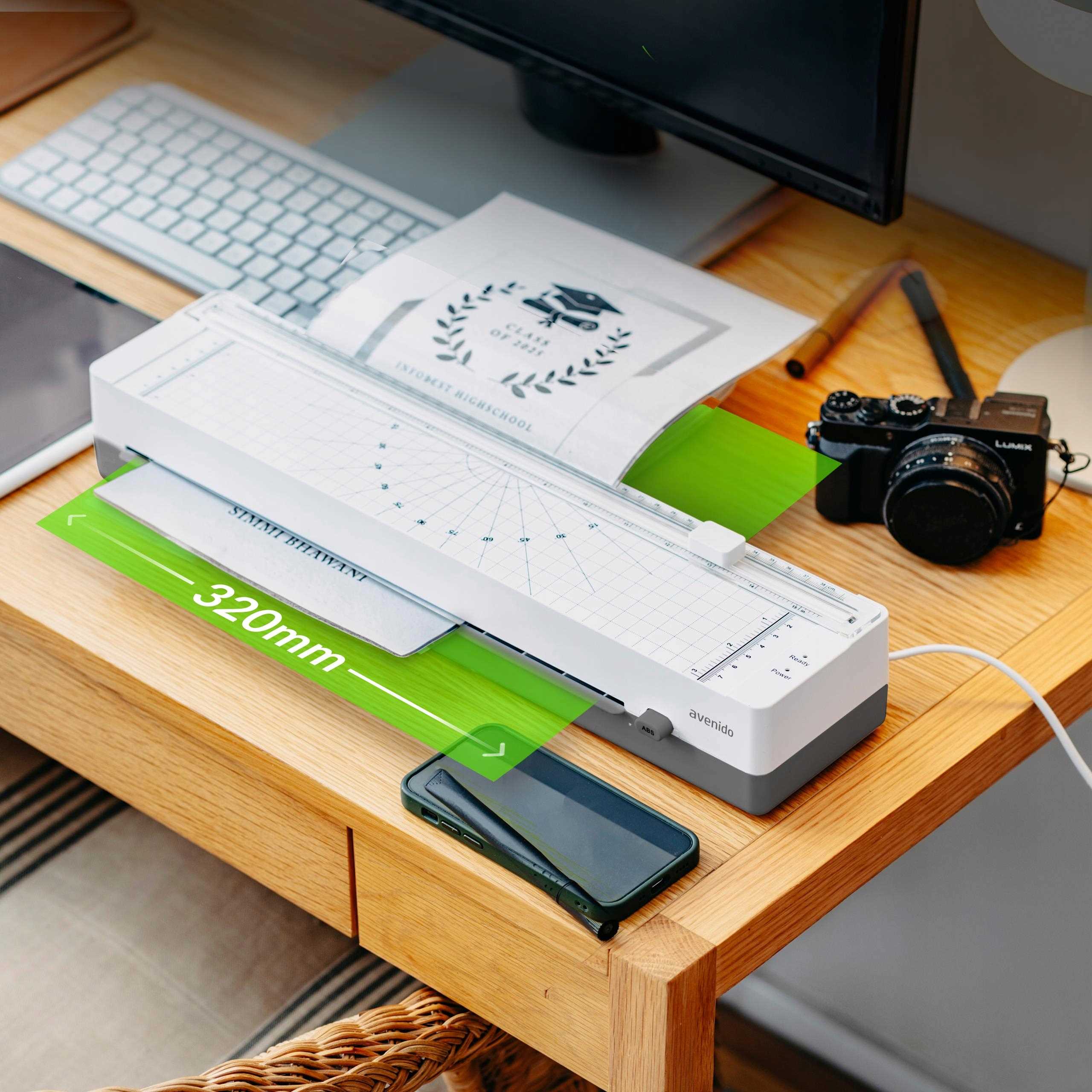 Zbliżenie na wbudowany trymer laminatora Avenido, pokazujące mechanizm cięcia i miarkę.