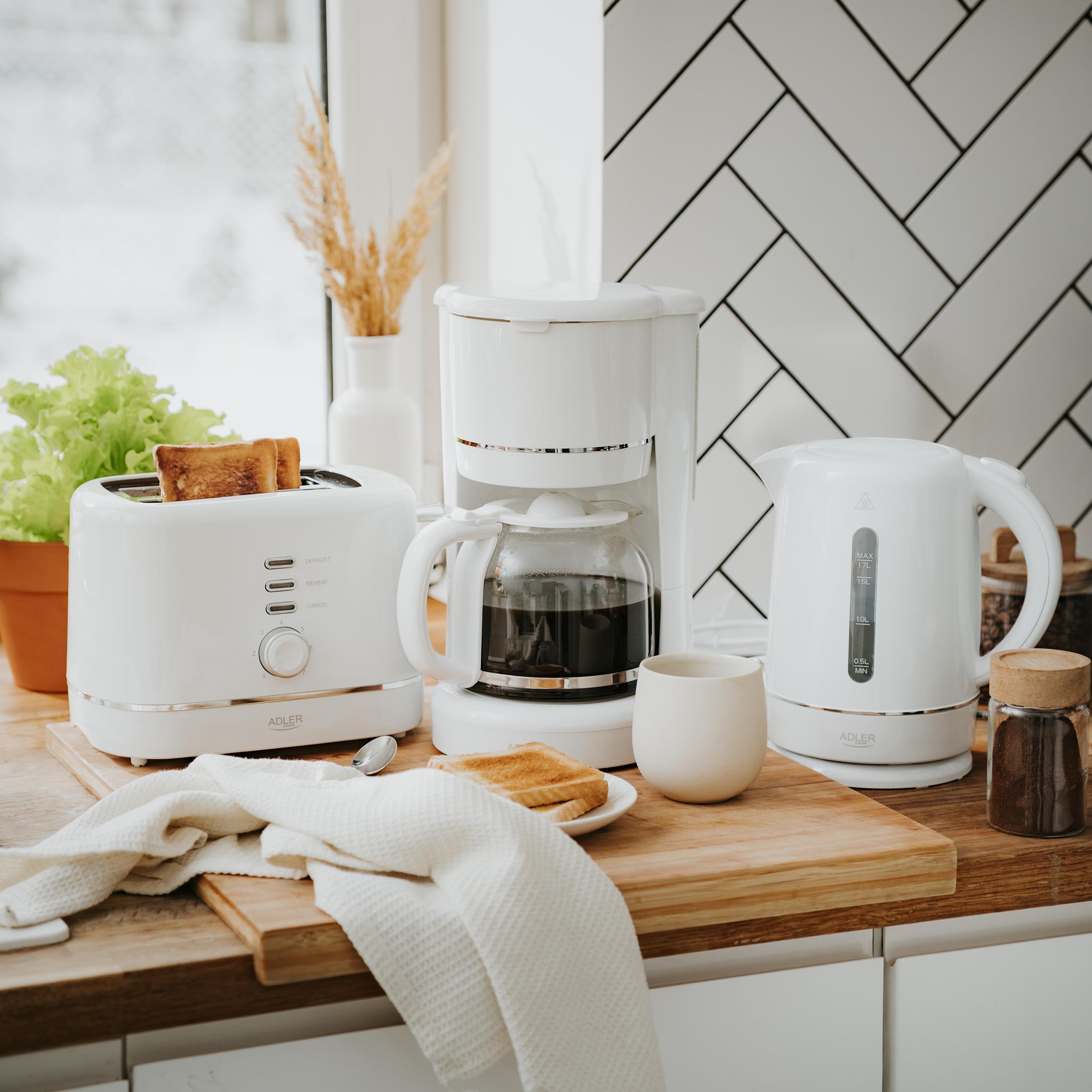 Ikony wizualizujące kluczowe cechy ekspresu Adler AD 4383: duża pojemność, podtrzymywanie temperatury, filtr wielokrotny, łatwe czyszczenie, bezpieczeństwo