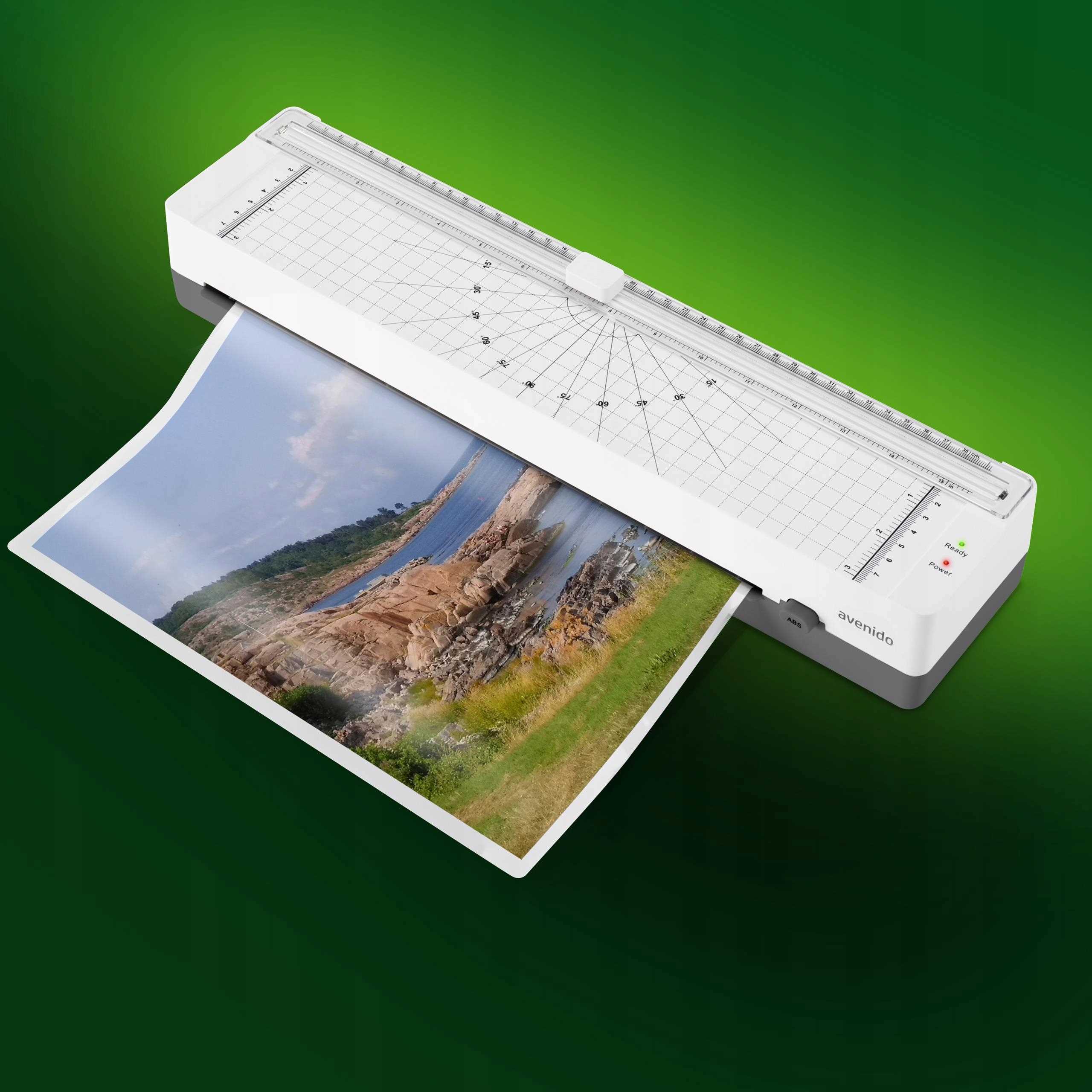 Zbliżenie na otwór laminatora Avenido, pokazujące wsuwanie folii z dokumentem.