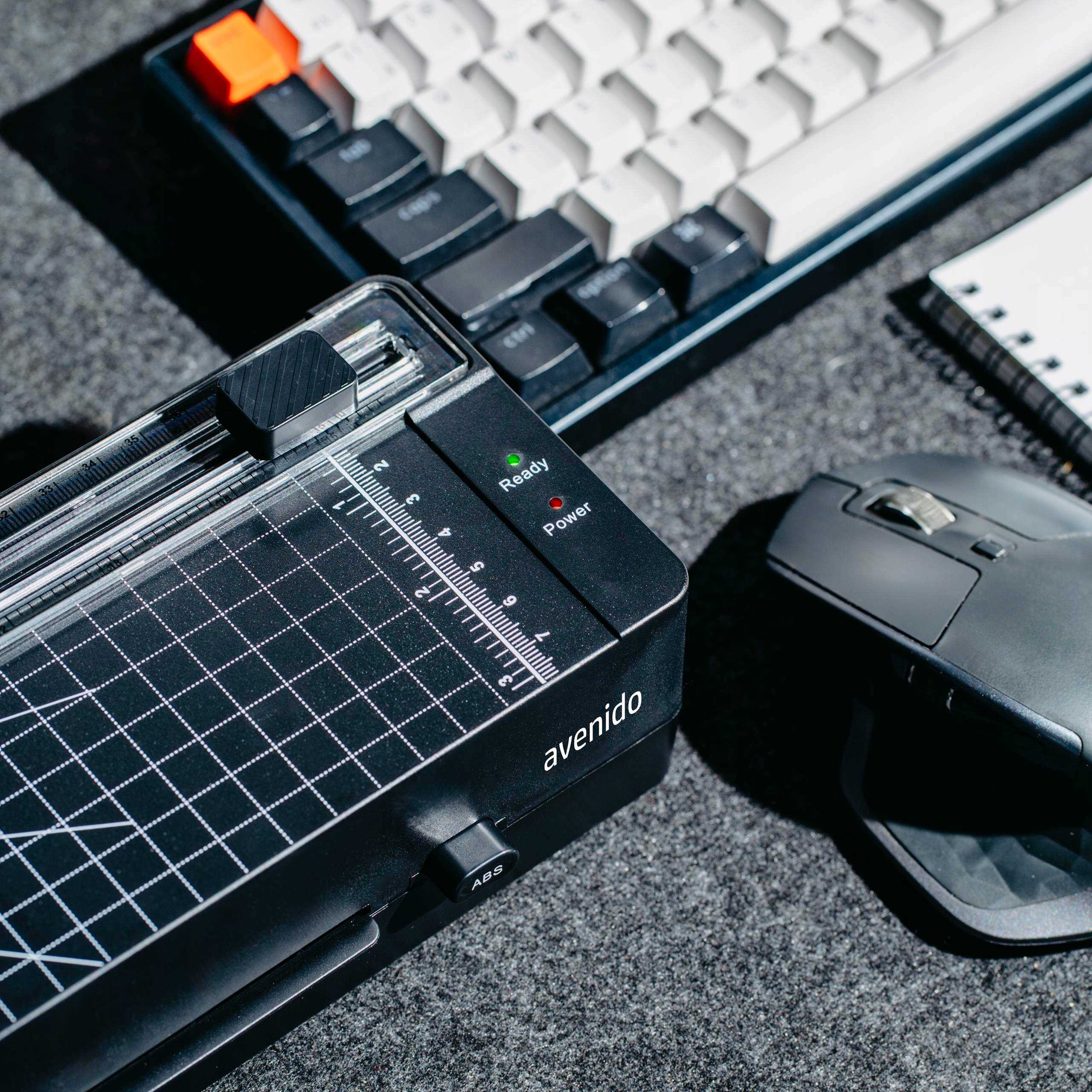 Laminator Avenido AV1043b w biurowym środowisku z dokumentami, gotowy do pracy