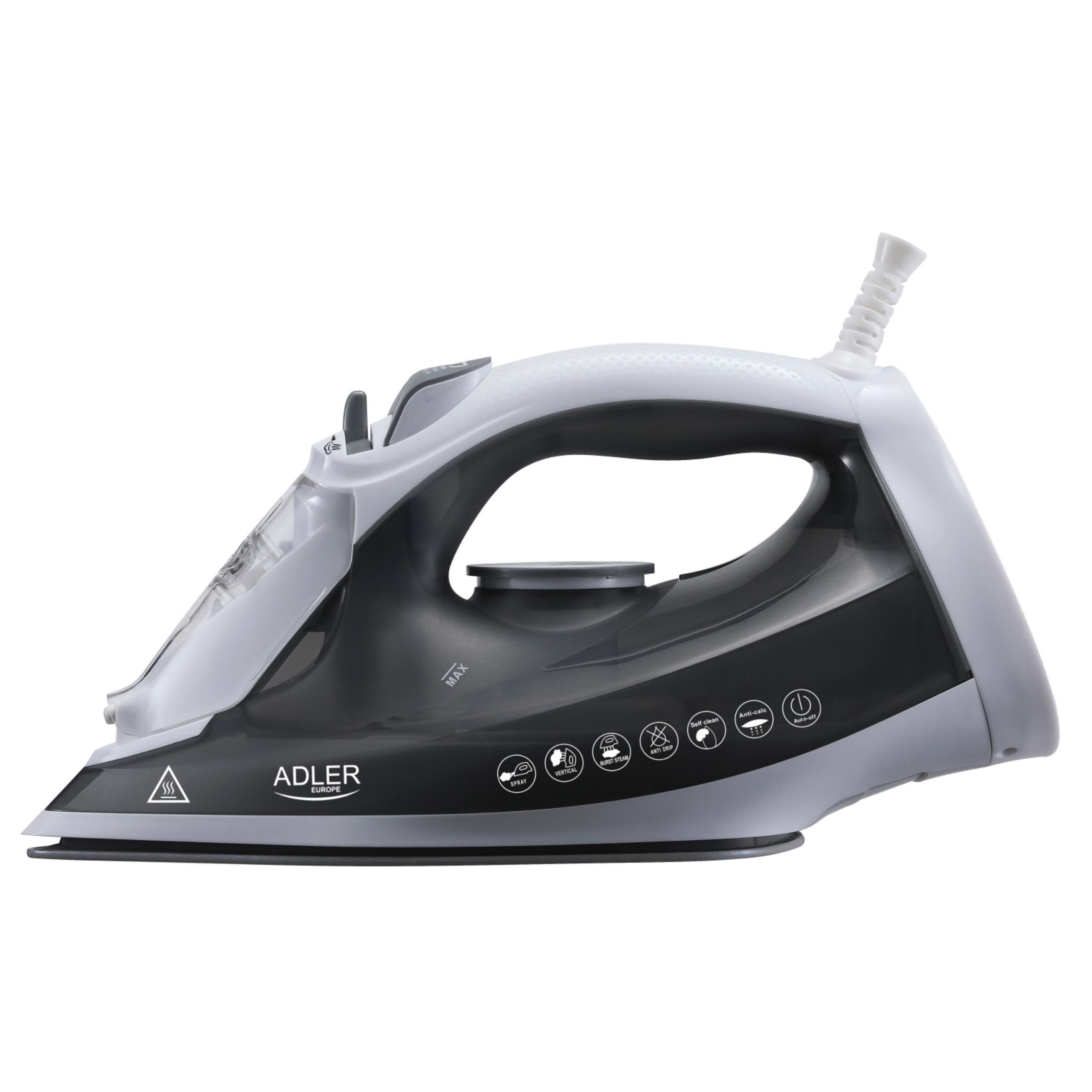 Zbliżenie na stopę żelazka Adler AD 5051 z widocznymi otworami parowymi, gładko przesuwającą się po tkaninie.