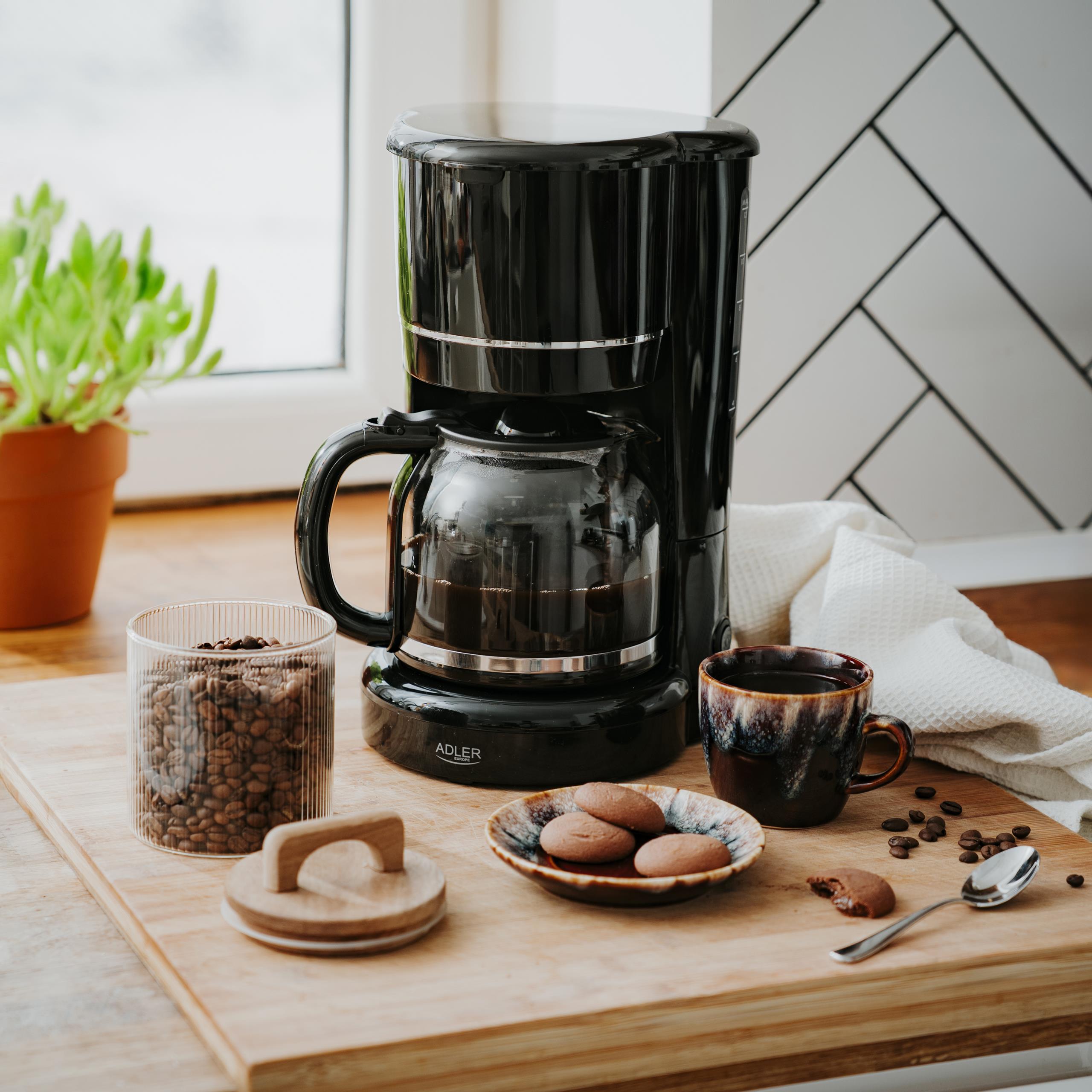 Ekspres przelewowy Adler AD 4383 w eleganckiej czarnej obudowie, widoczny przód z dzbankiem.