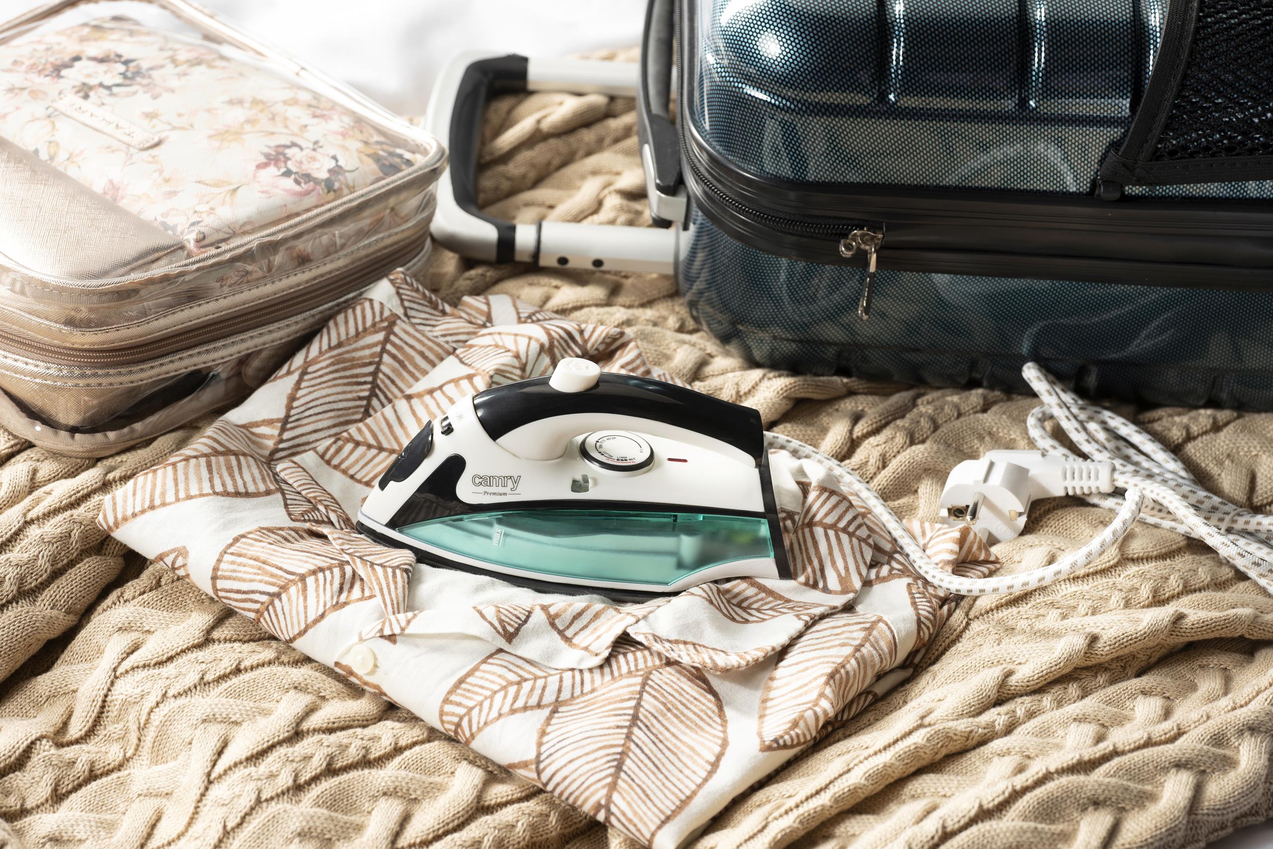 Małe żelazko turystyczne z funkcją pary Adler AD 5019 - widok ogólny