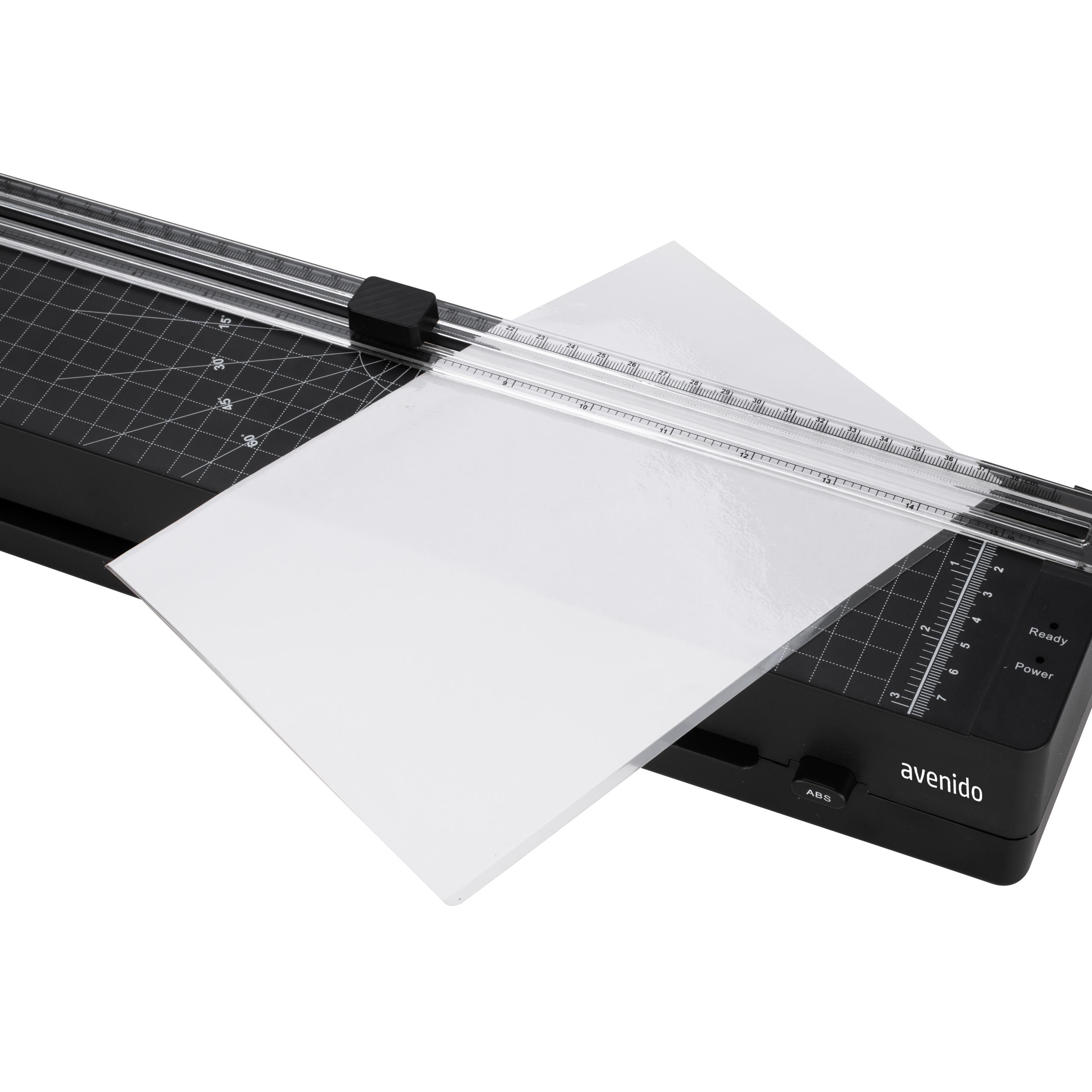 Elegancki czarny laminator Avenido AV 1043 na biurku
