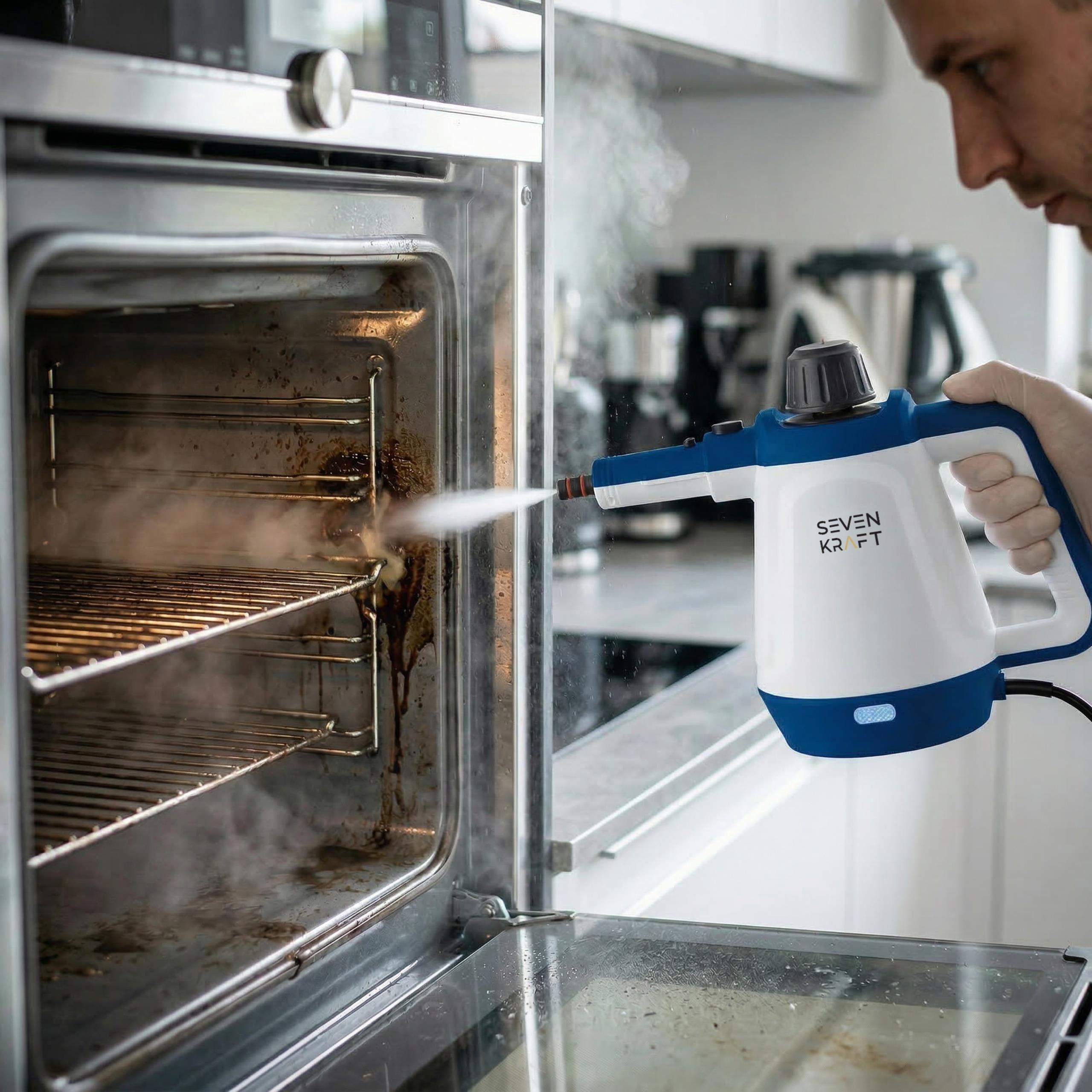 Kobieta używająca myjki parowej  SevenKraft SK 7093B jako parownicy do odświeżania kanapy, emitującej strumień pary.