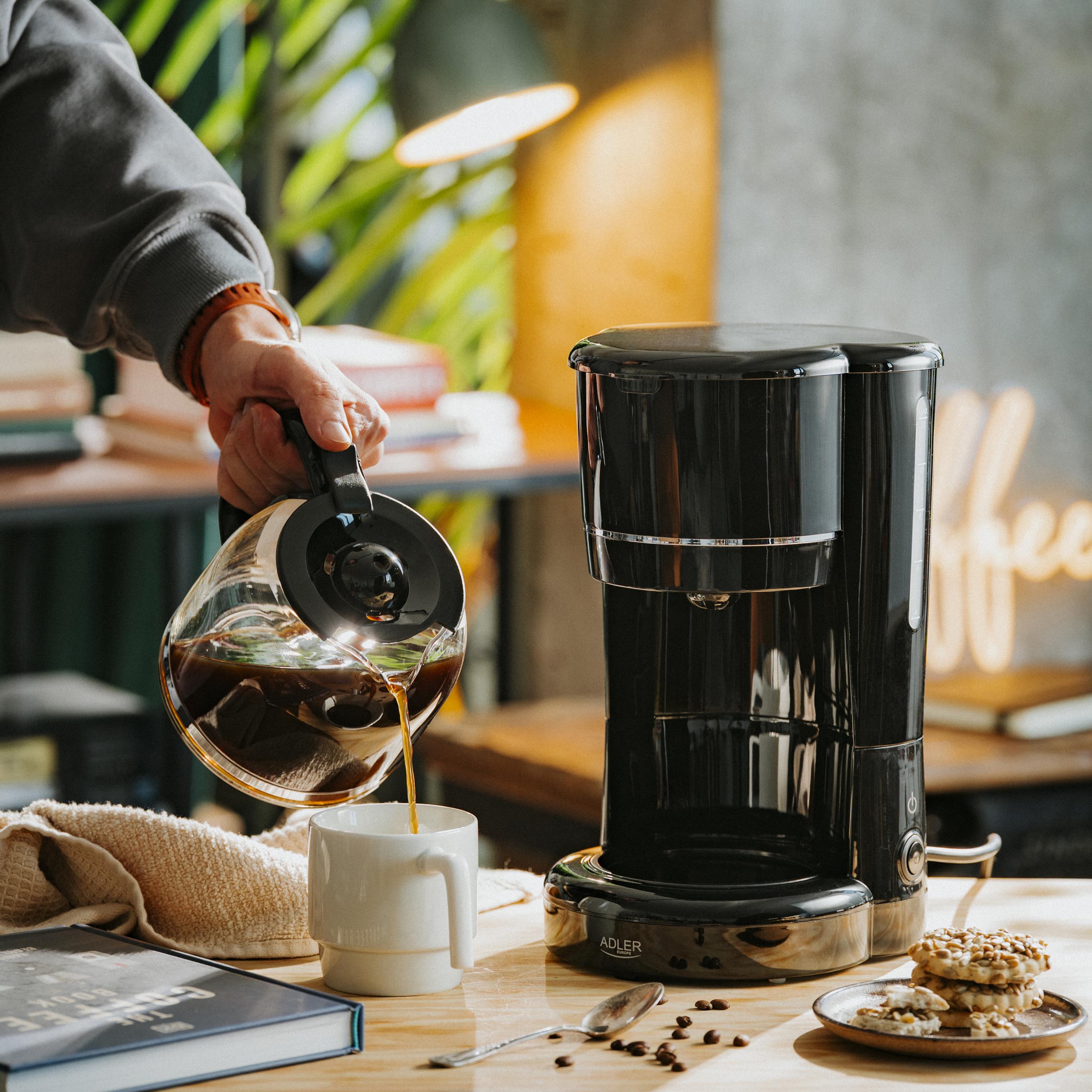 Dwie eleganckie filiżanki do espresso z podwójnymi ściankami, idealne do serwowania małej czarnej.