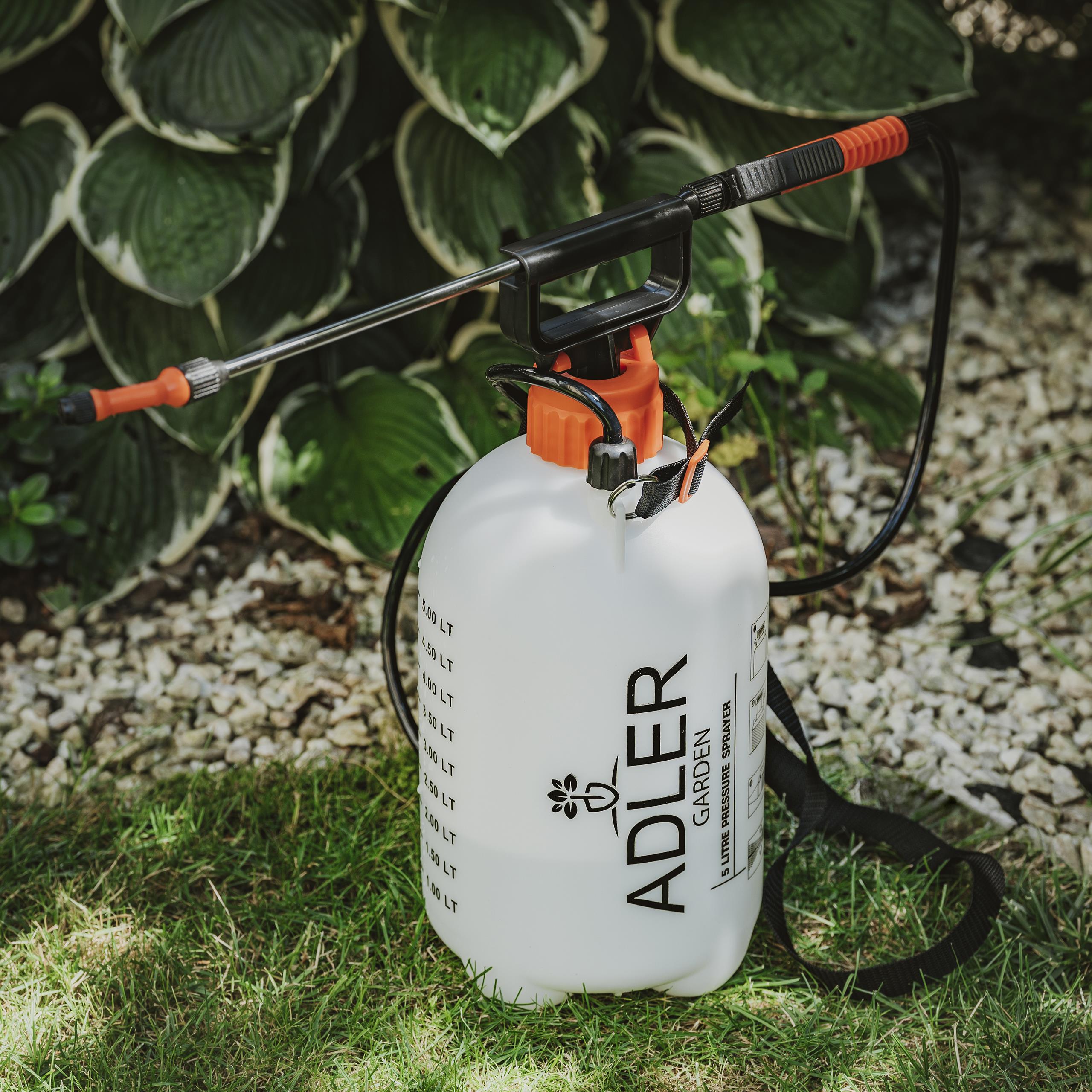 Kompleksowy zestaw ogrodowy, w skład którego wchodzą opryskiwacz plecakowy, opryskiwacz ręczny i składany chwytak.