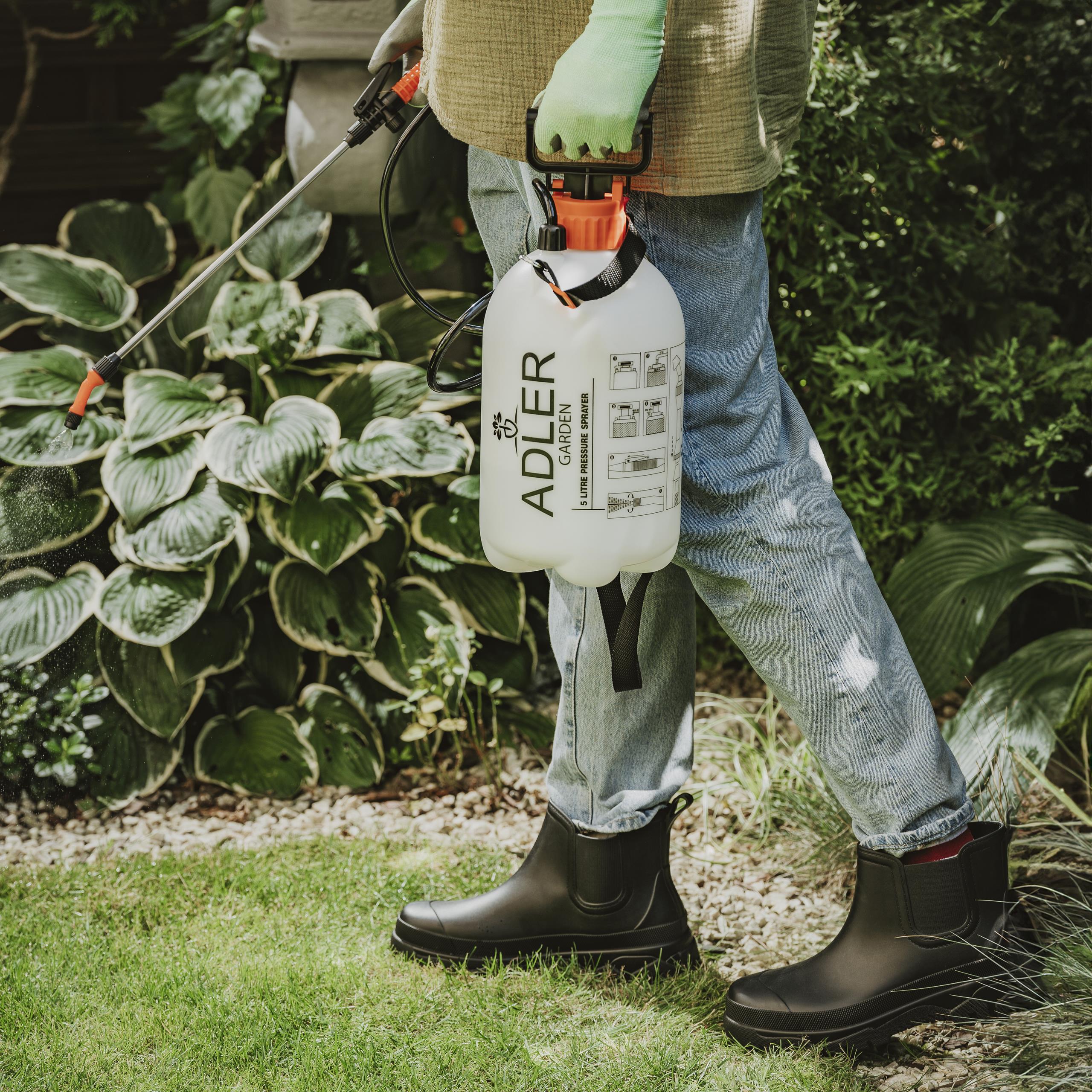 Opryskiwacz ręczny 5L z lancą, widoczny w zbliżeniu, gotowy do precyzyjnych zadań.