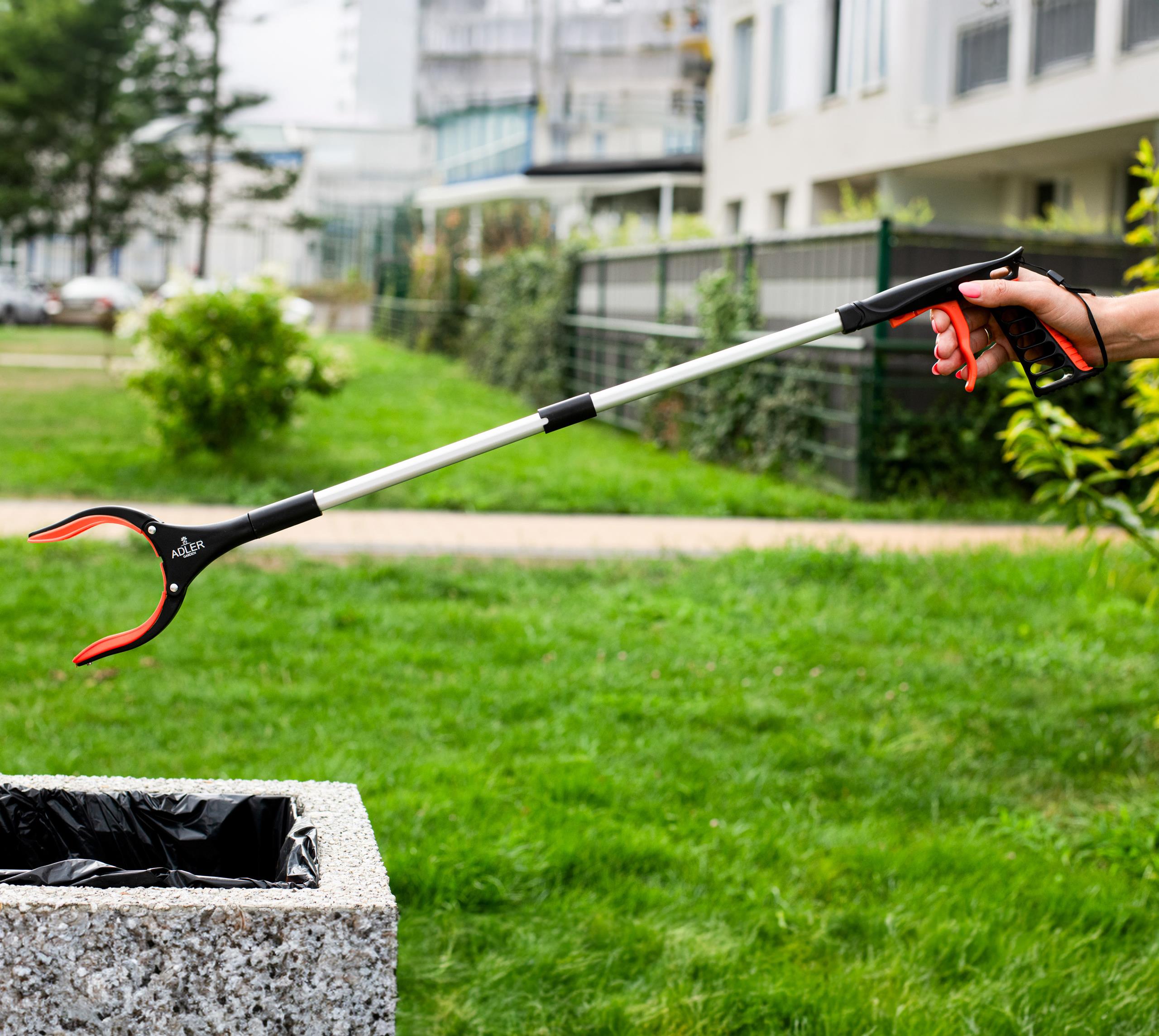 Wszystkie elementy kompleksowego zestawu ogrodowego widoczne razem na tle zieleni, gotowe do użycia.