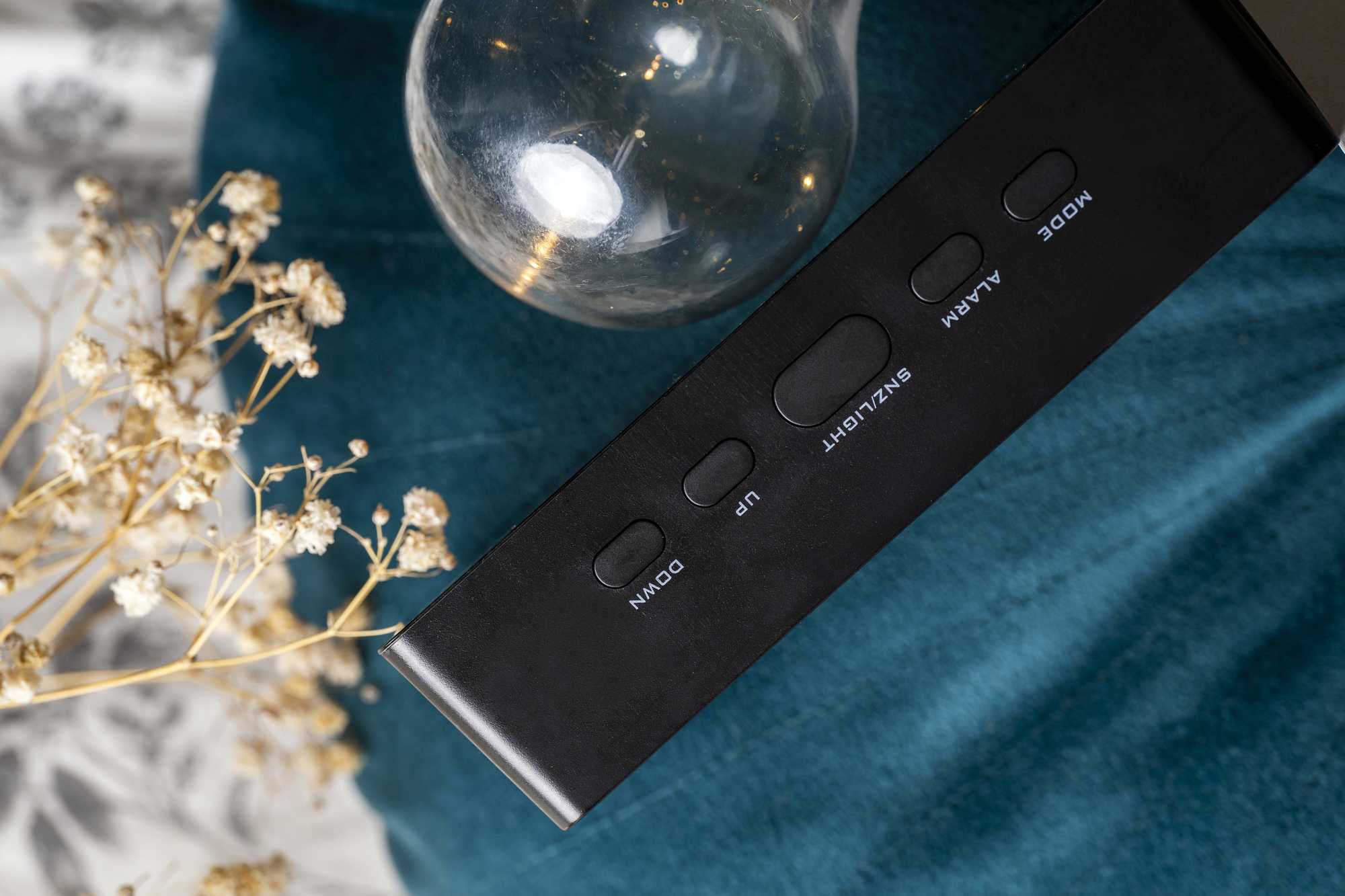 Budzik Adler AD 1189B - w sypialni