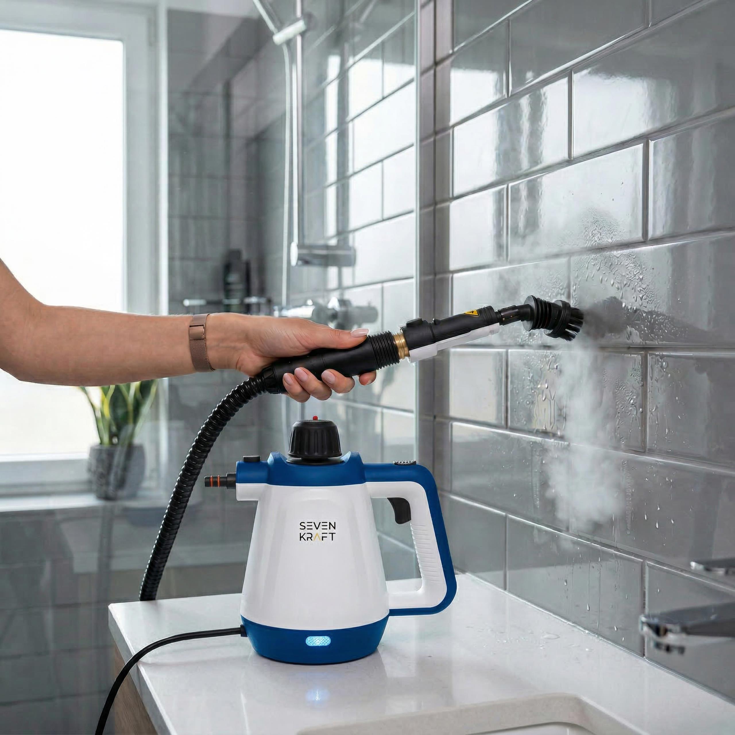 Myjka parowa  SevenKraft SK 7093B w gotowości do użycia, z widocznym zbiornikiem na wodę i elementami sterującymi.