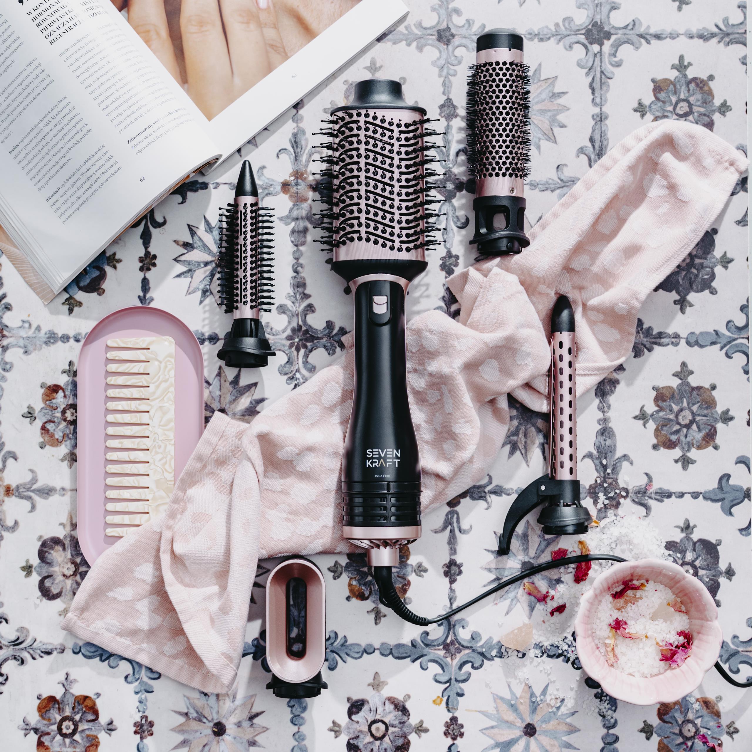 Kobieta stylizująca swoje długie, lśniące włosy za pomocą lokówko-suszarki Adler SK 2029